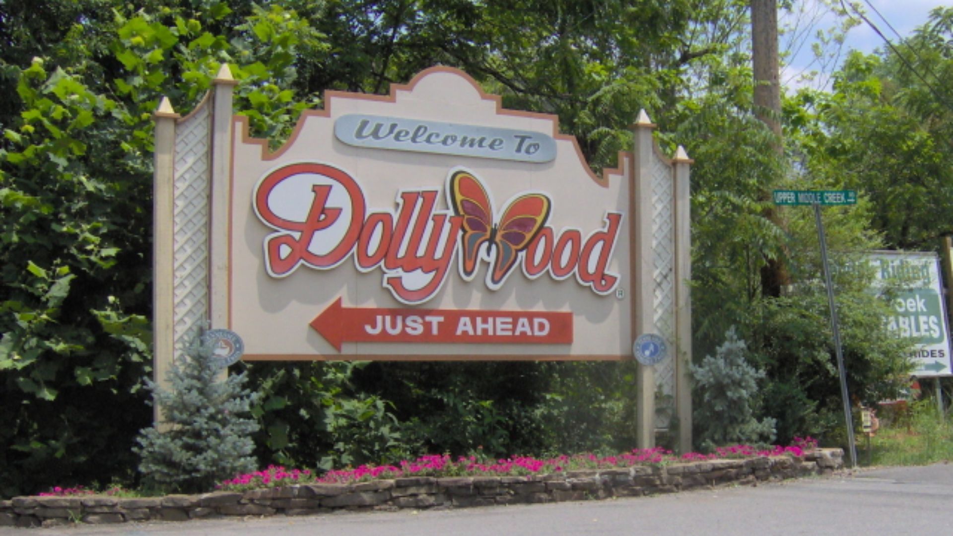 File:Dollywoodsign1.jpg