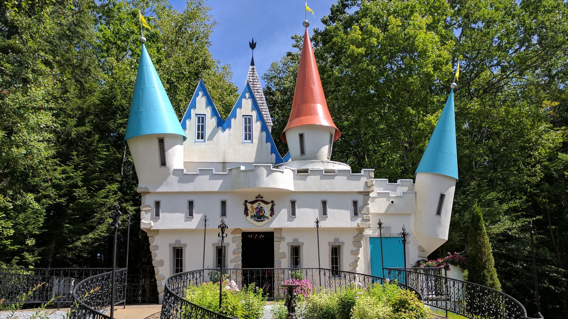 File:Cinderella's Castle, Story Land theme park in Glen, NH.jpg