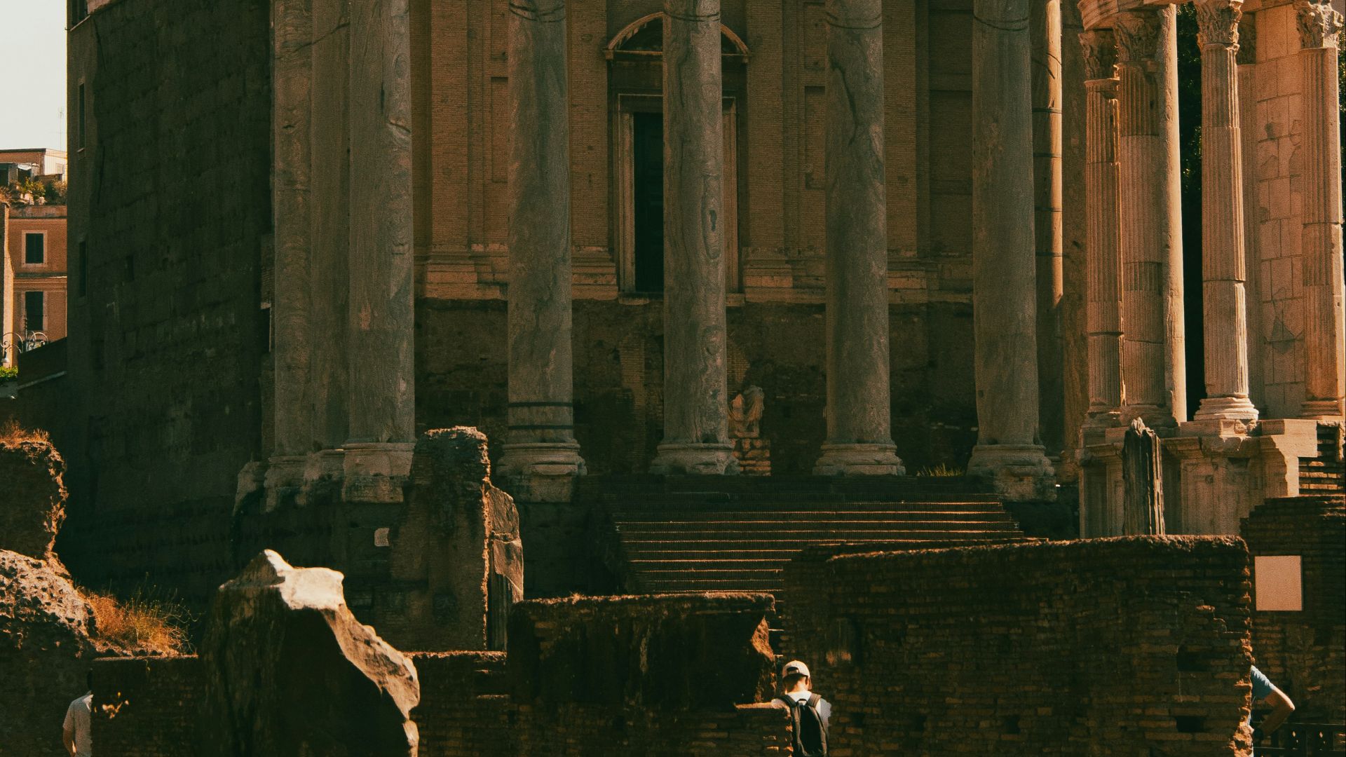 an old building with columns in front of it