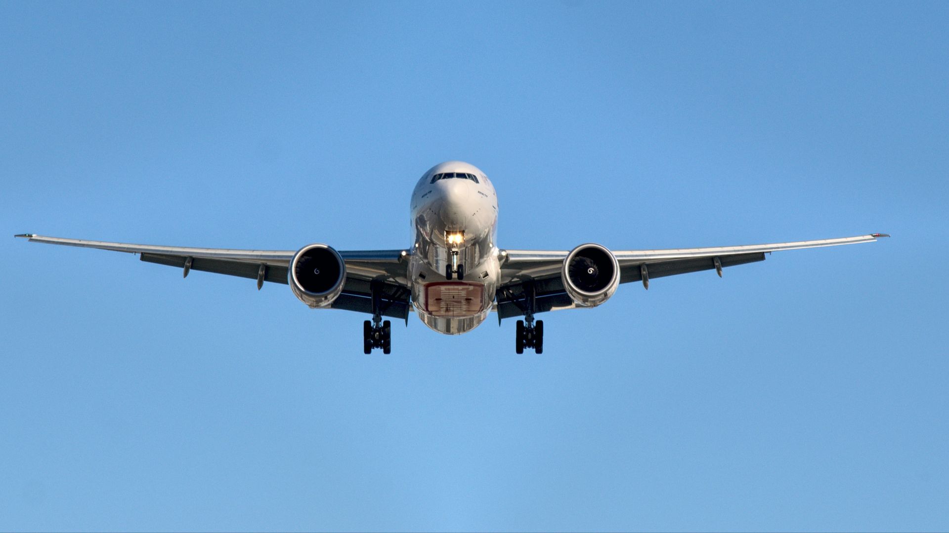 airplane in midair at daytime