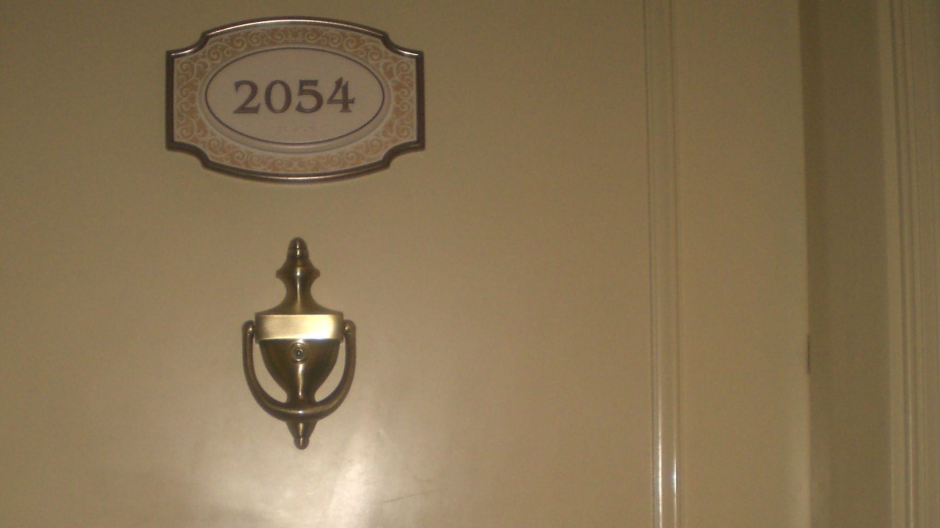 File:HK Disneyland Hotel Corridor Room 2054 without door bell.JPG