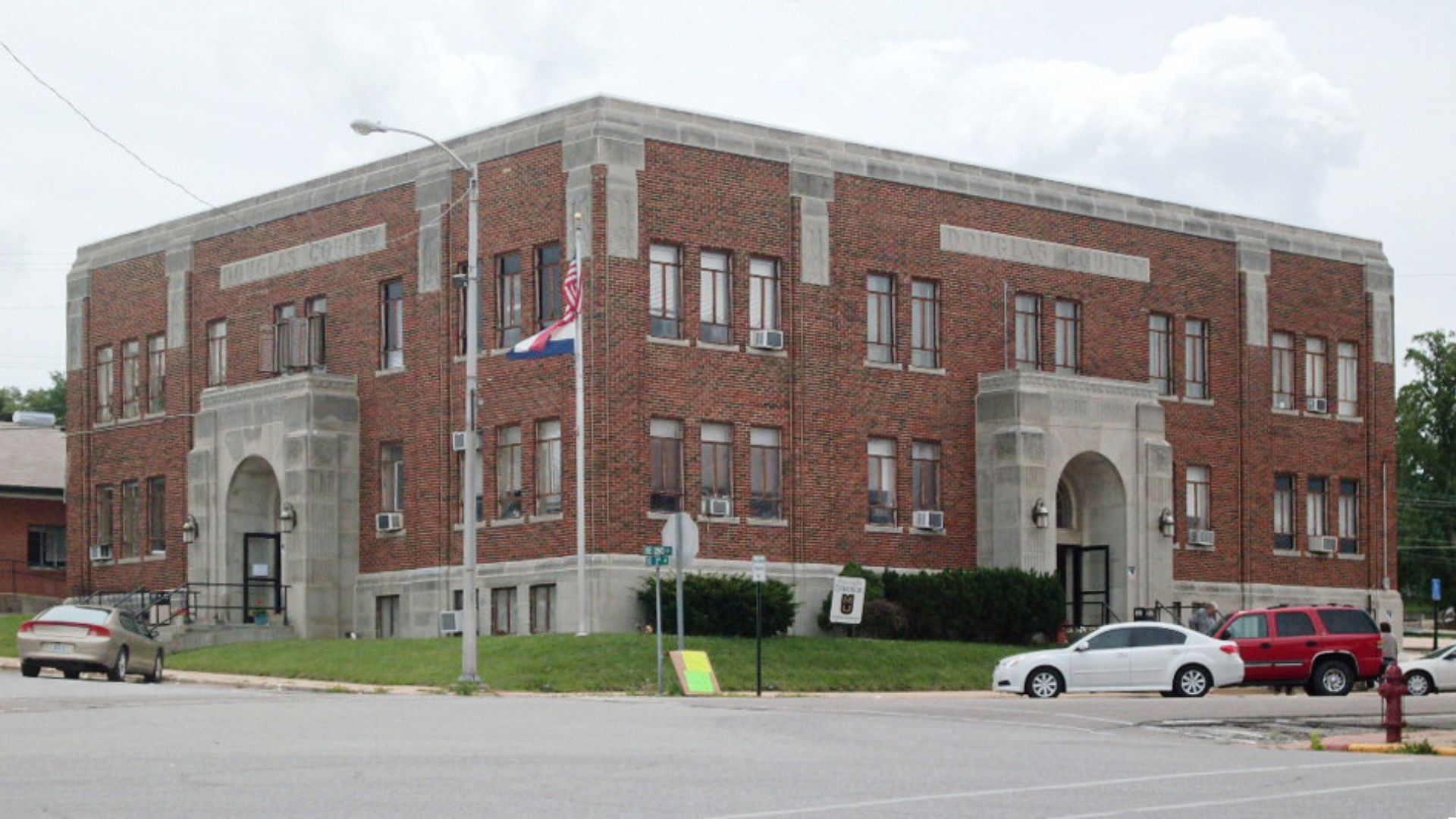 File:Douglas County Court House - Ava, MO.jpg