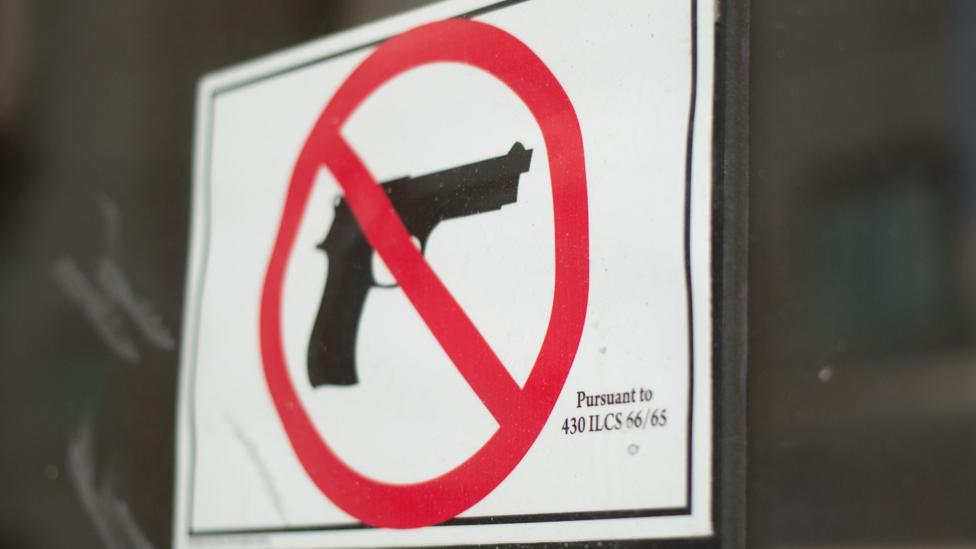 File:No Guns Sign on the Shedd Aquarium.jpg