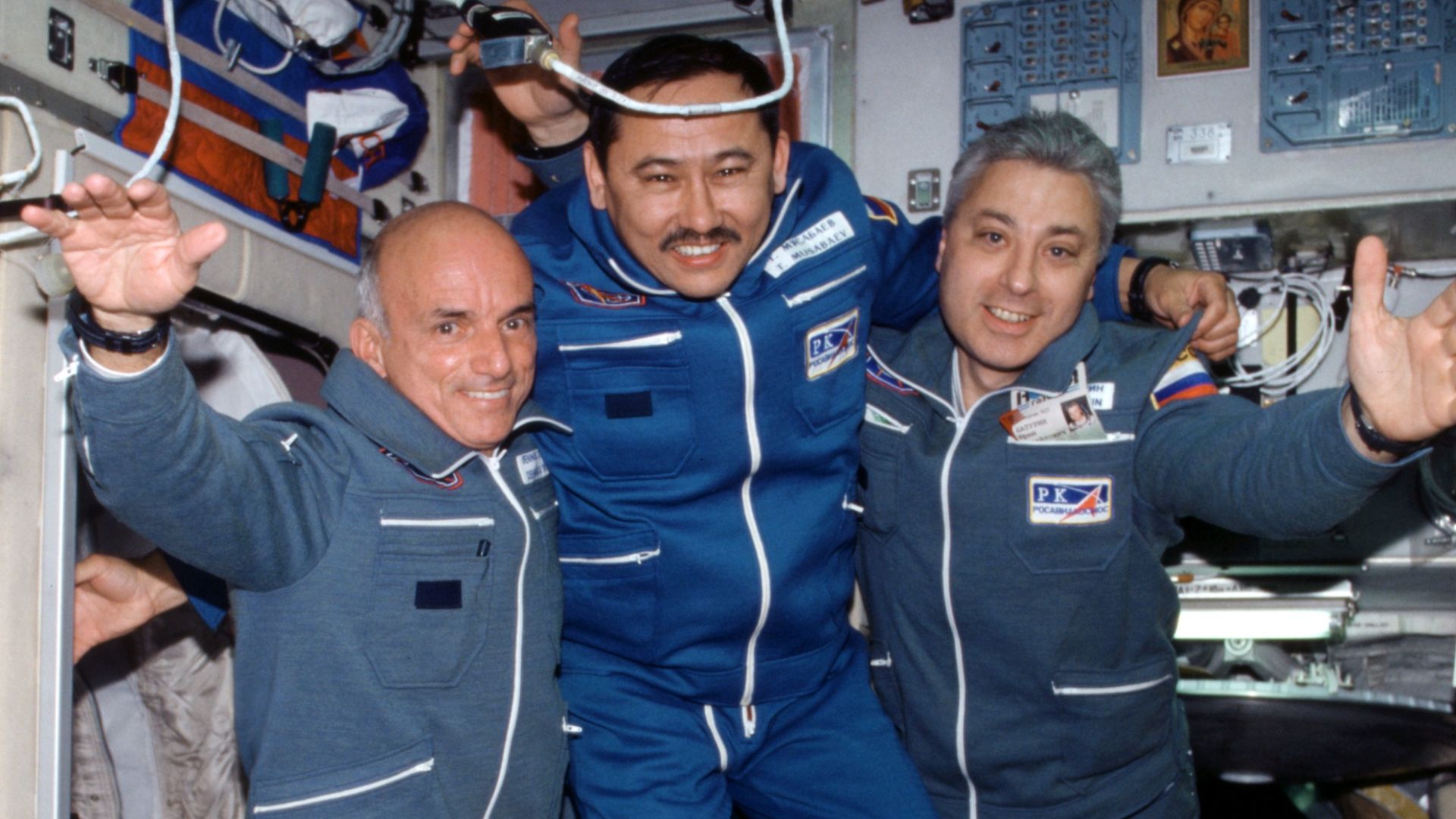 File:ISS-02 Soyuz TM-32 Taxi crewmembers.jpg