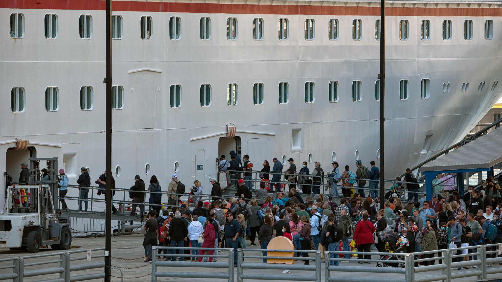 File:1 Cruise Passengers gf691.jpg