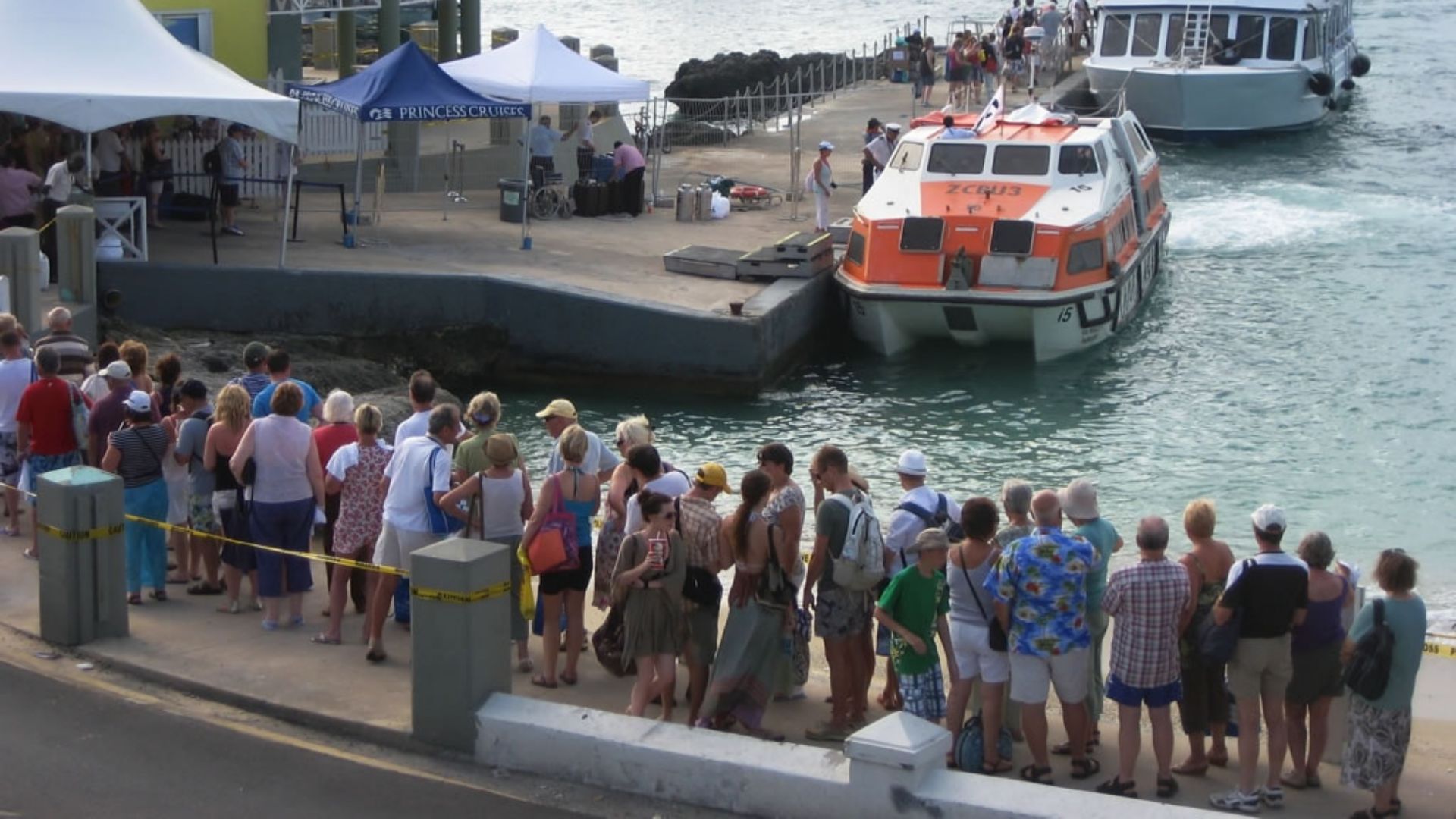 File:Cruise Ship Passengers (5193361747).jpg