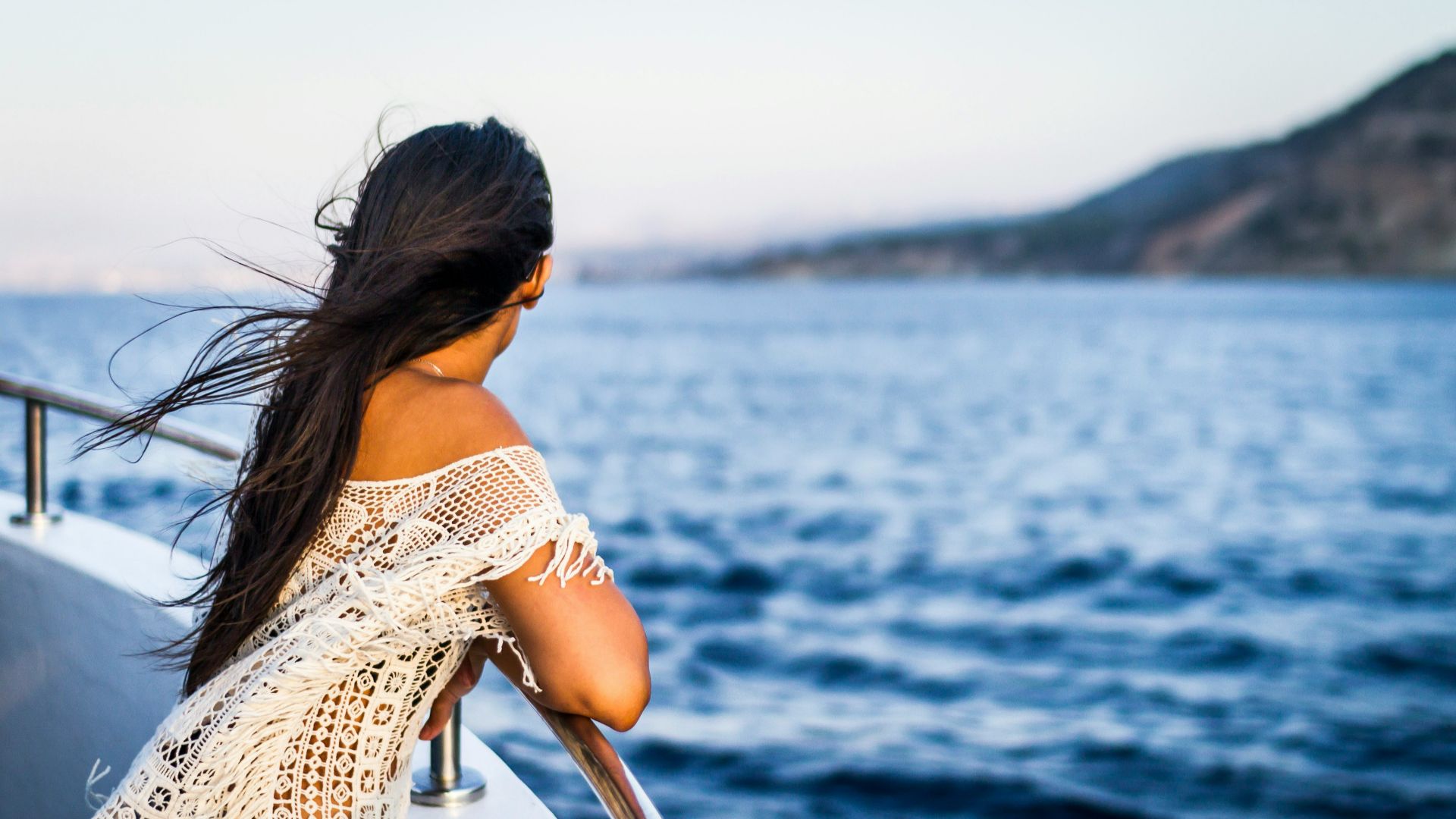woman on the boat watching the sea
