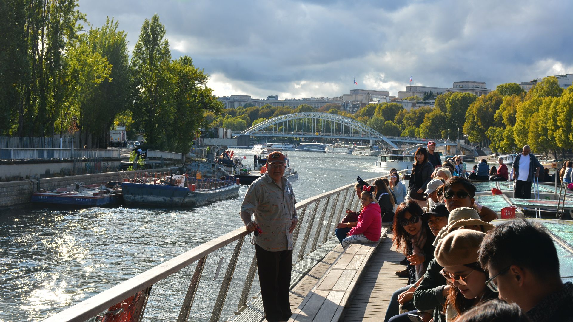 File:Tourists on a boat in Paris (49570417262).jpg