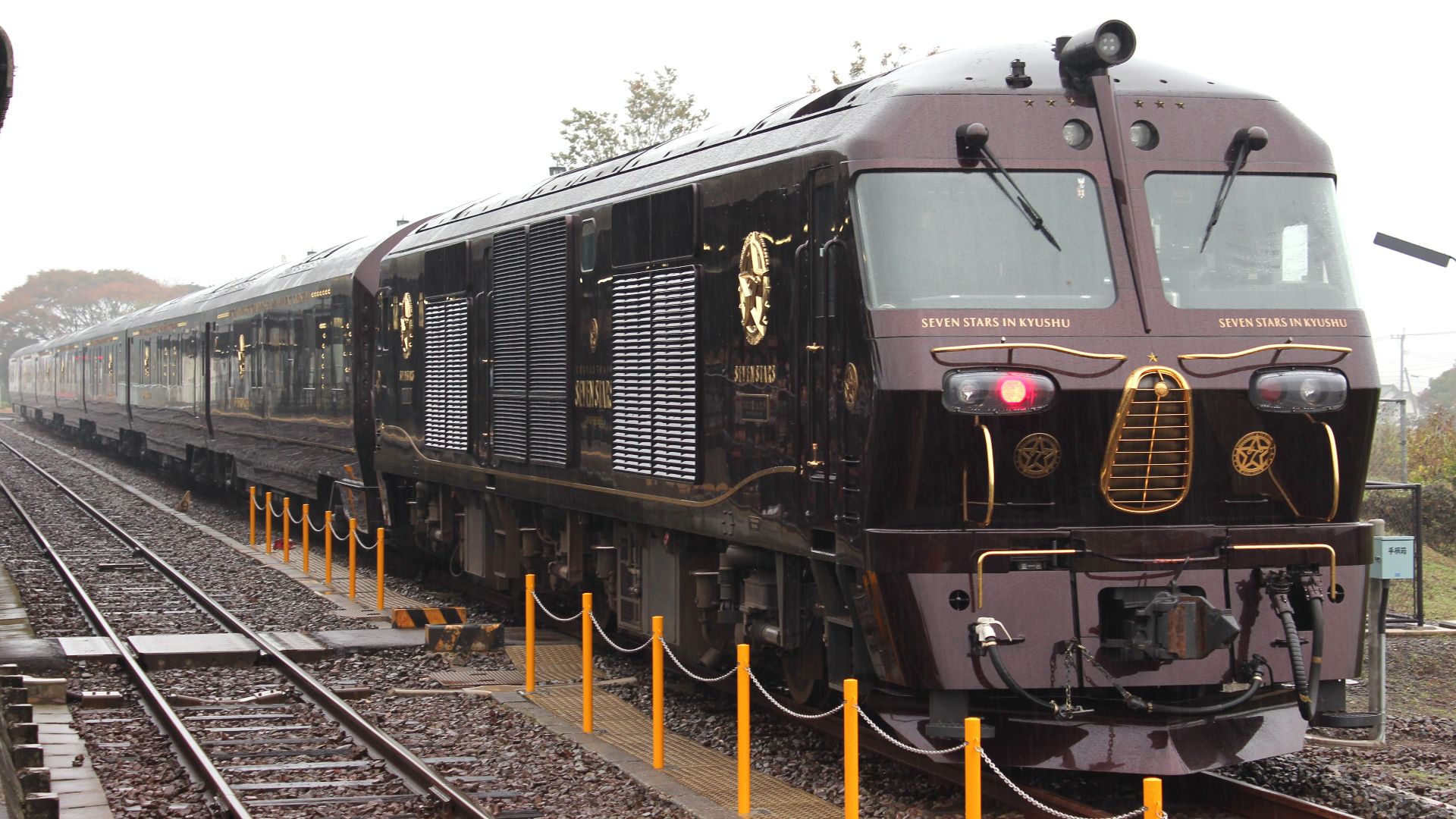 File:Seven Stars in Kyushu at Aso Station 20131103.jpg