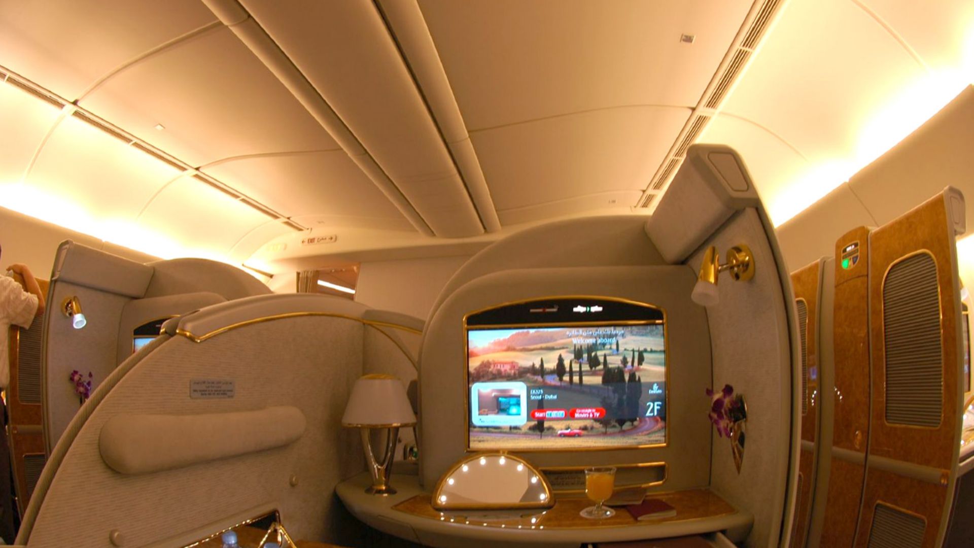 File:Emirates Boeing 777-200LR First Class Suite.jpg