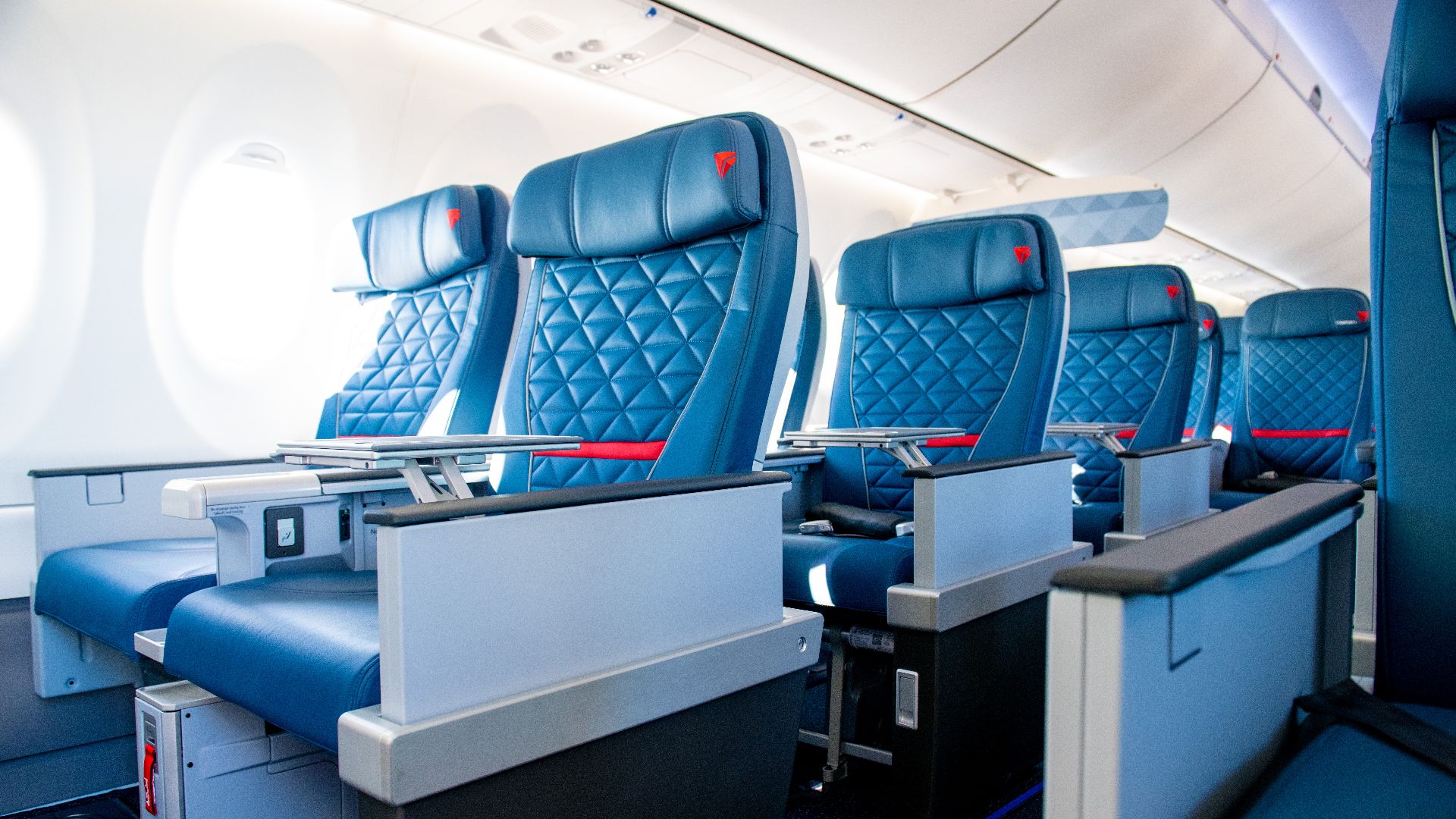 File:A220 First Class (44703804685).jpg