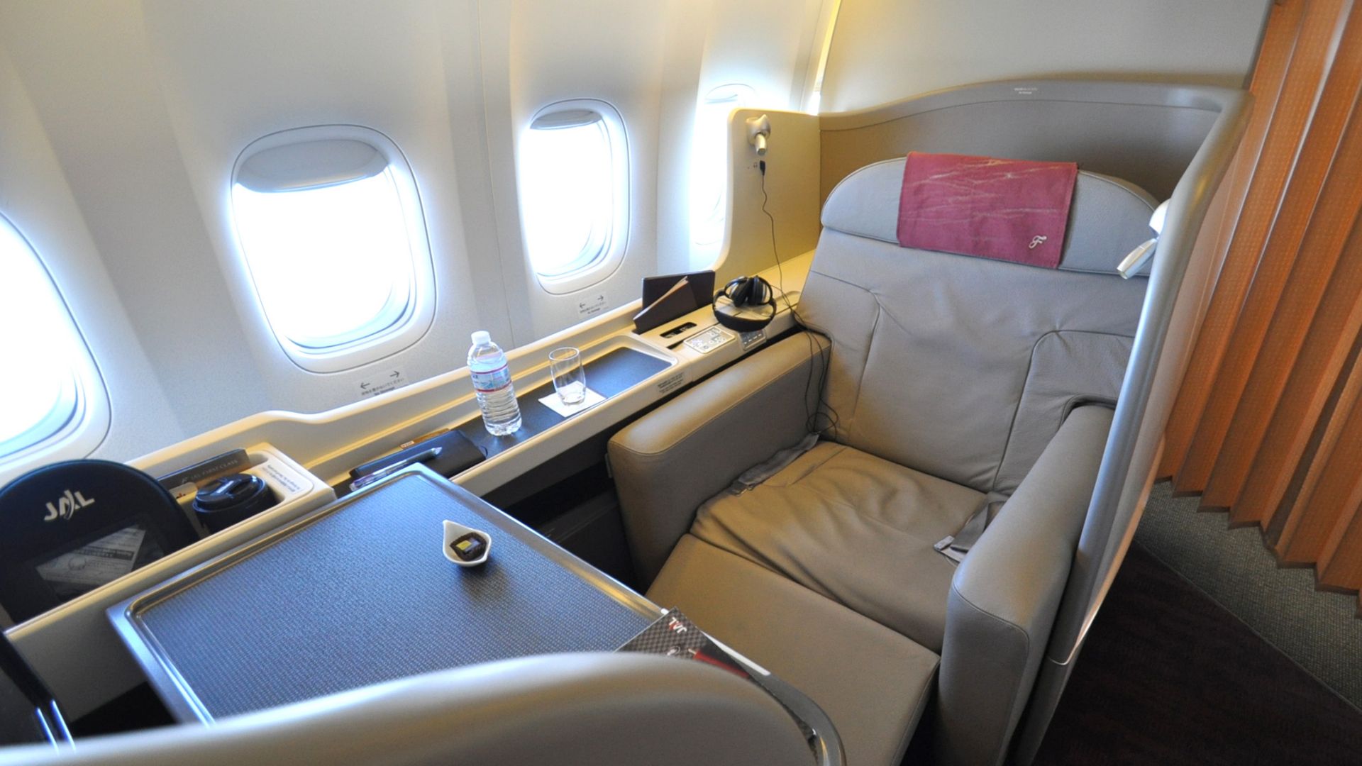 File:JAL First Class Suite 777-300ER.JPG