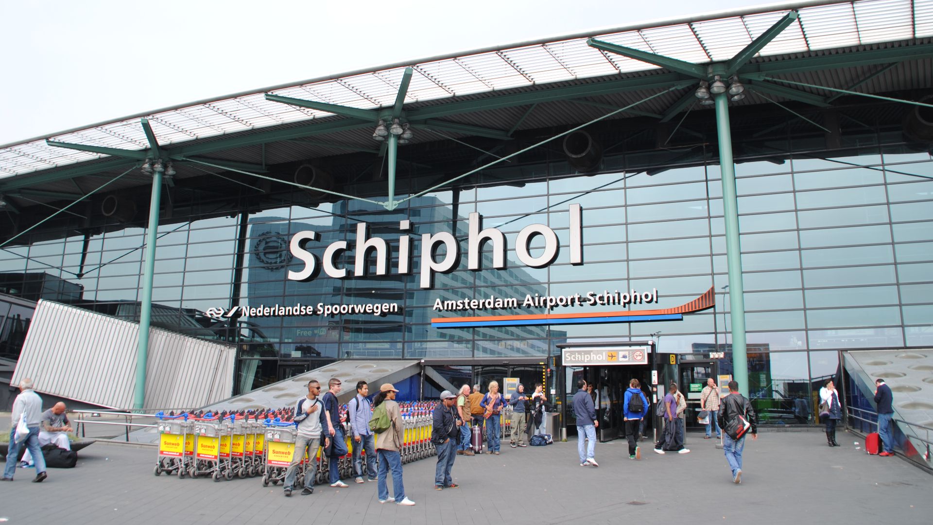 File:Amsterdam Schiphol Airport entrance.jpg