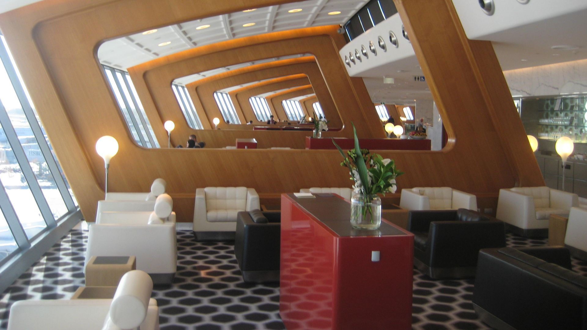File:Qantas first class lounge Sydney 1.JPG
