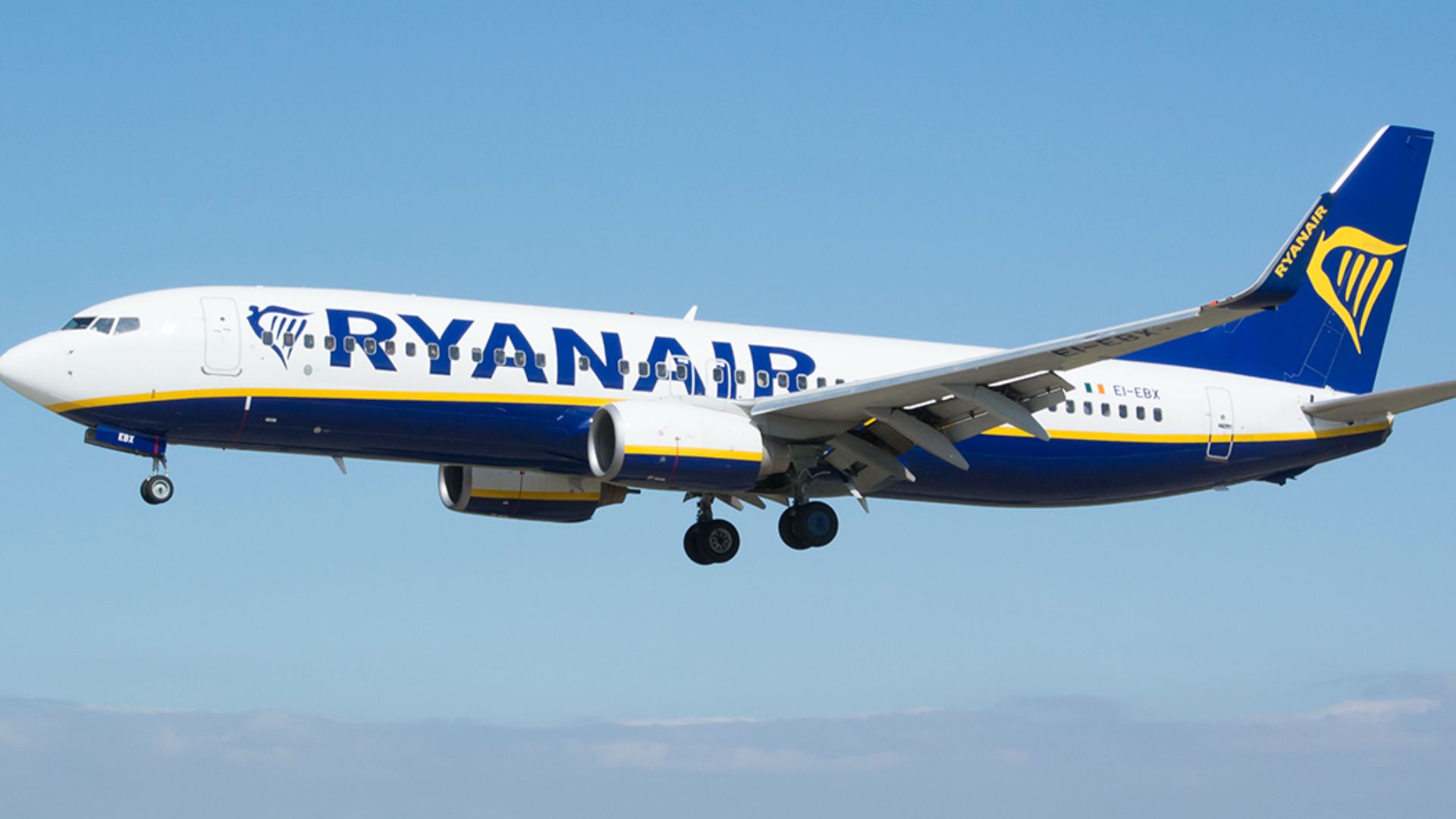 File:Ryanair Boeing 737-800 EI-EBX.jpg