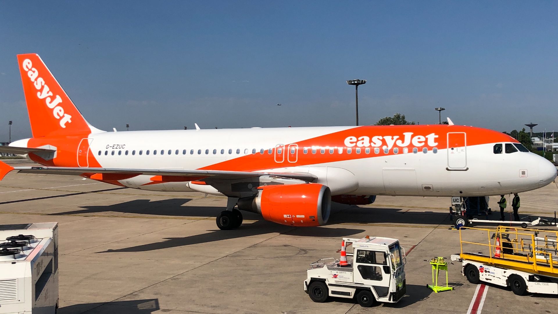 File:EasyJet A320-200 at CDG.jpg