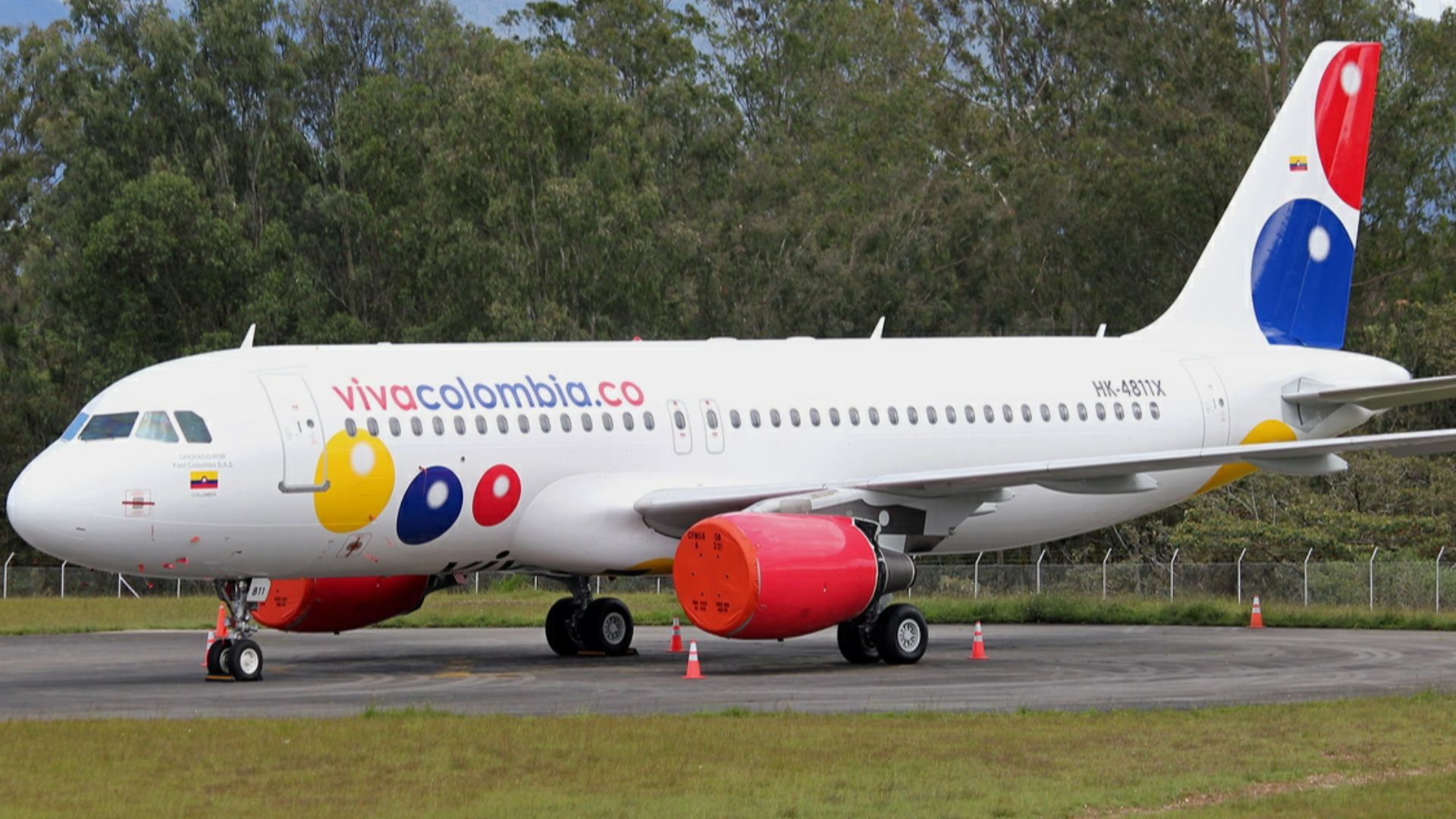 File:Viva Colombia Airbus A320 Dallimonti.jpg