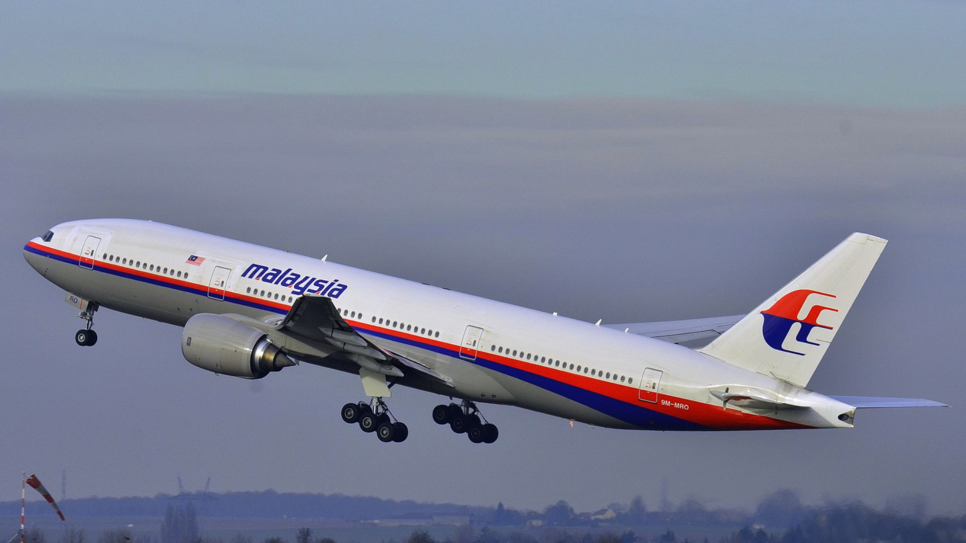 File:Boeing 777-200ER Malaysia AL (MAS) 9M-MRO - color.jpg