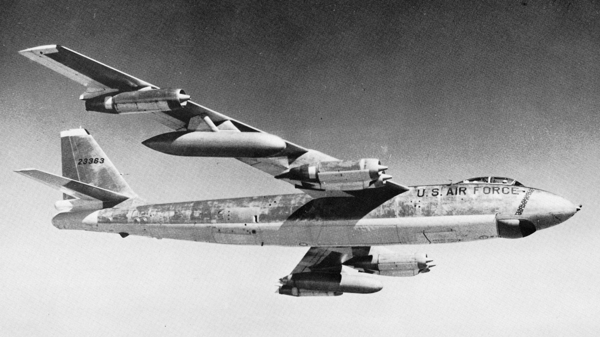 File:B47E in flight.jpg