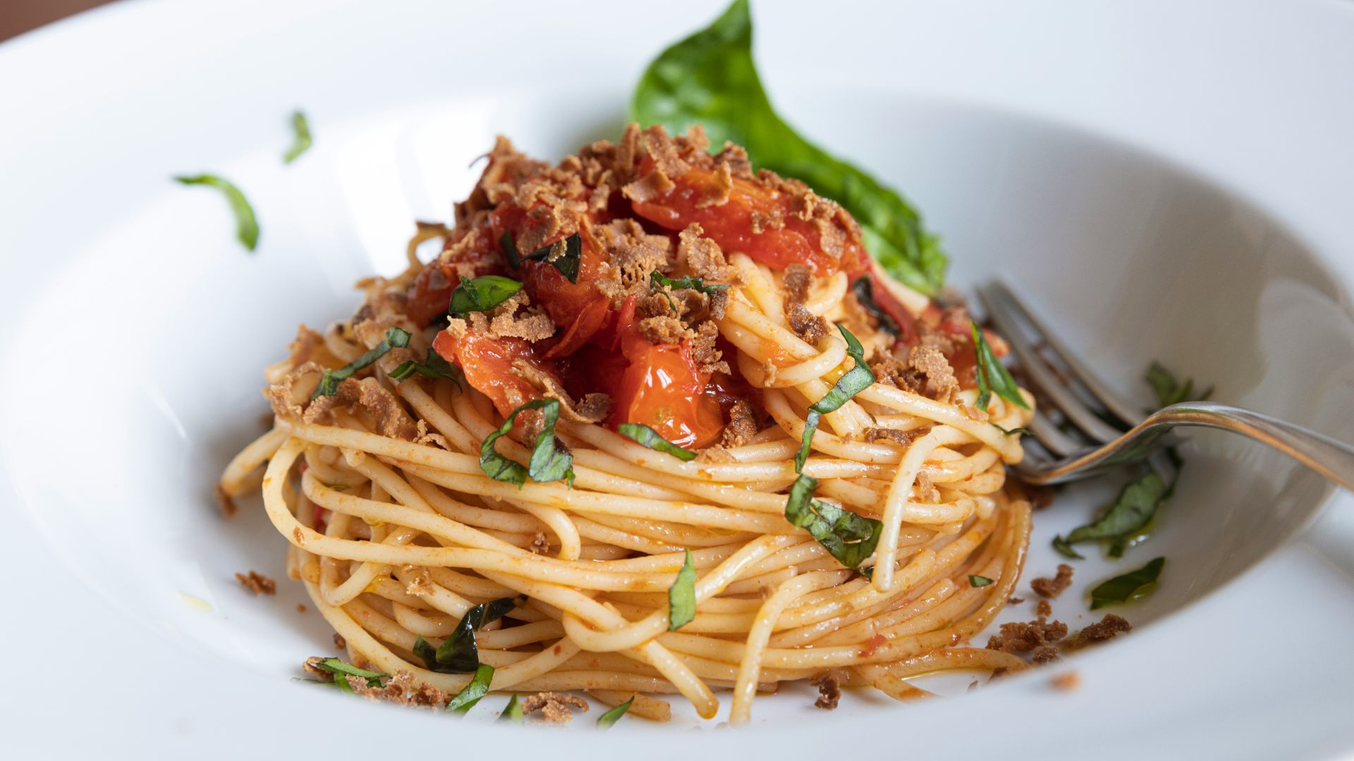 a plate of spaghetti with meat and tomato sauce