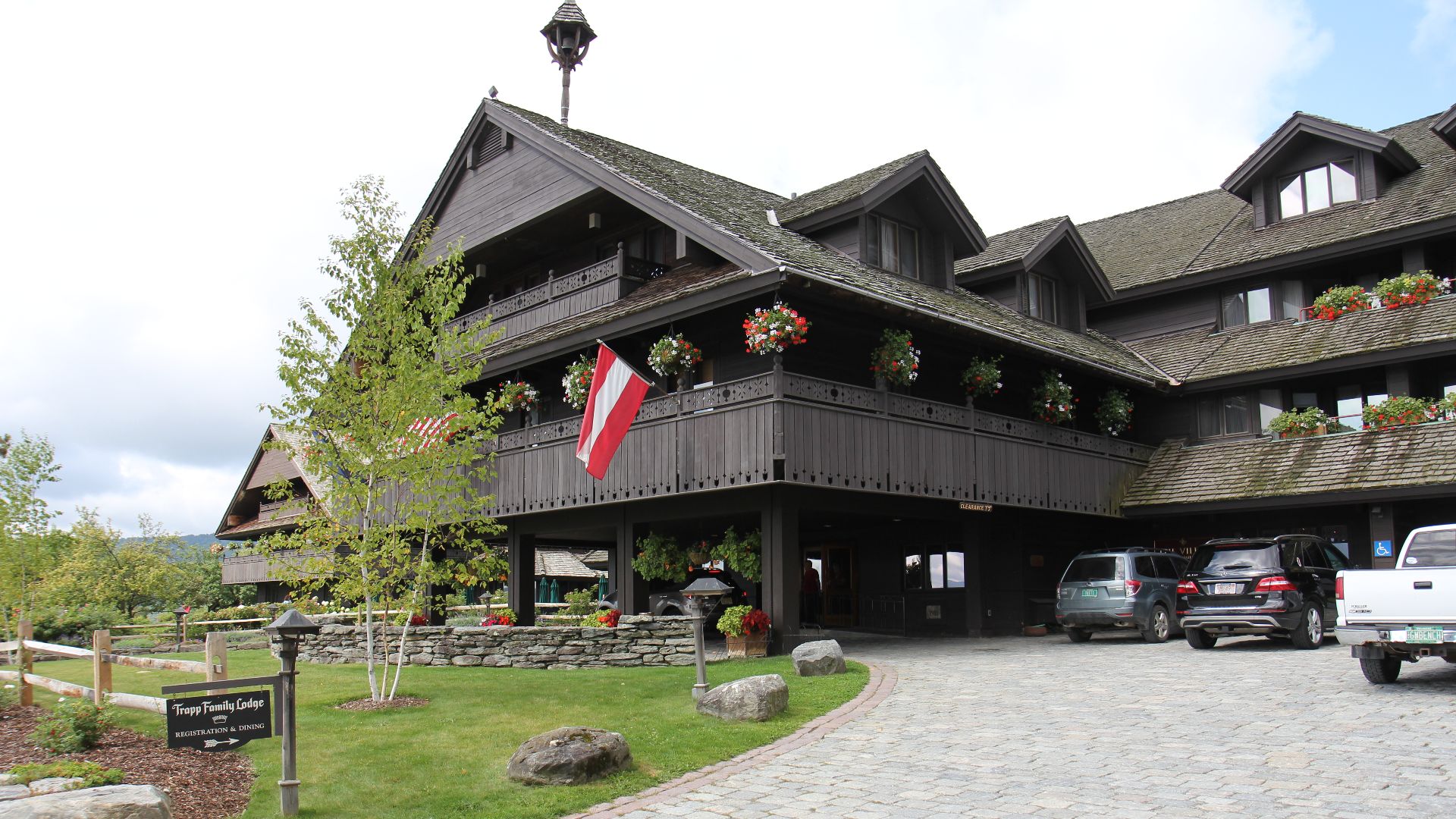 File:Trapp Family Lodge 2014.jpg