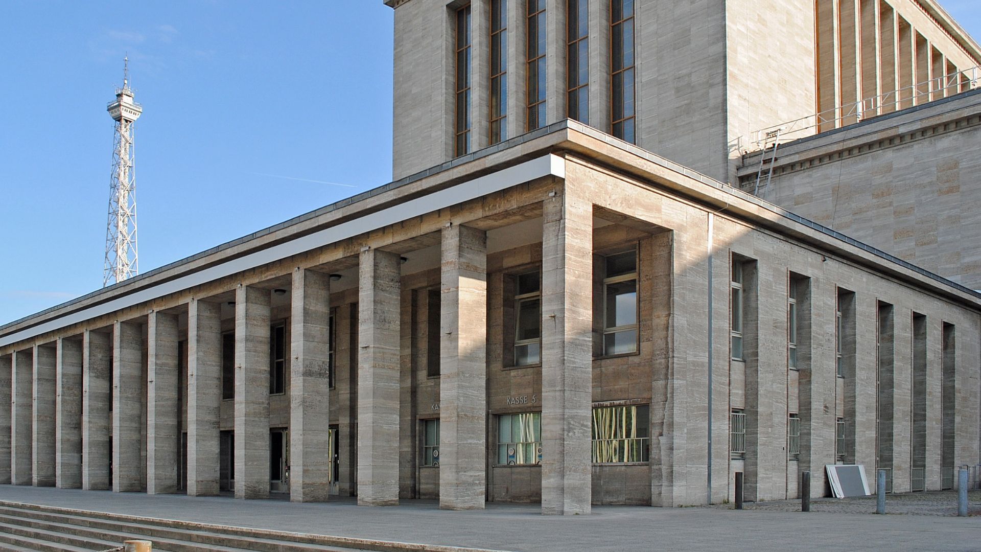 File:Messe Berlin mit Funkturm 2.jpg