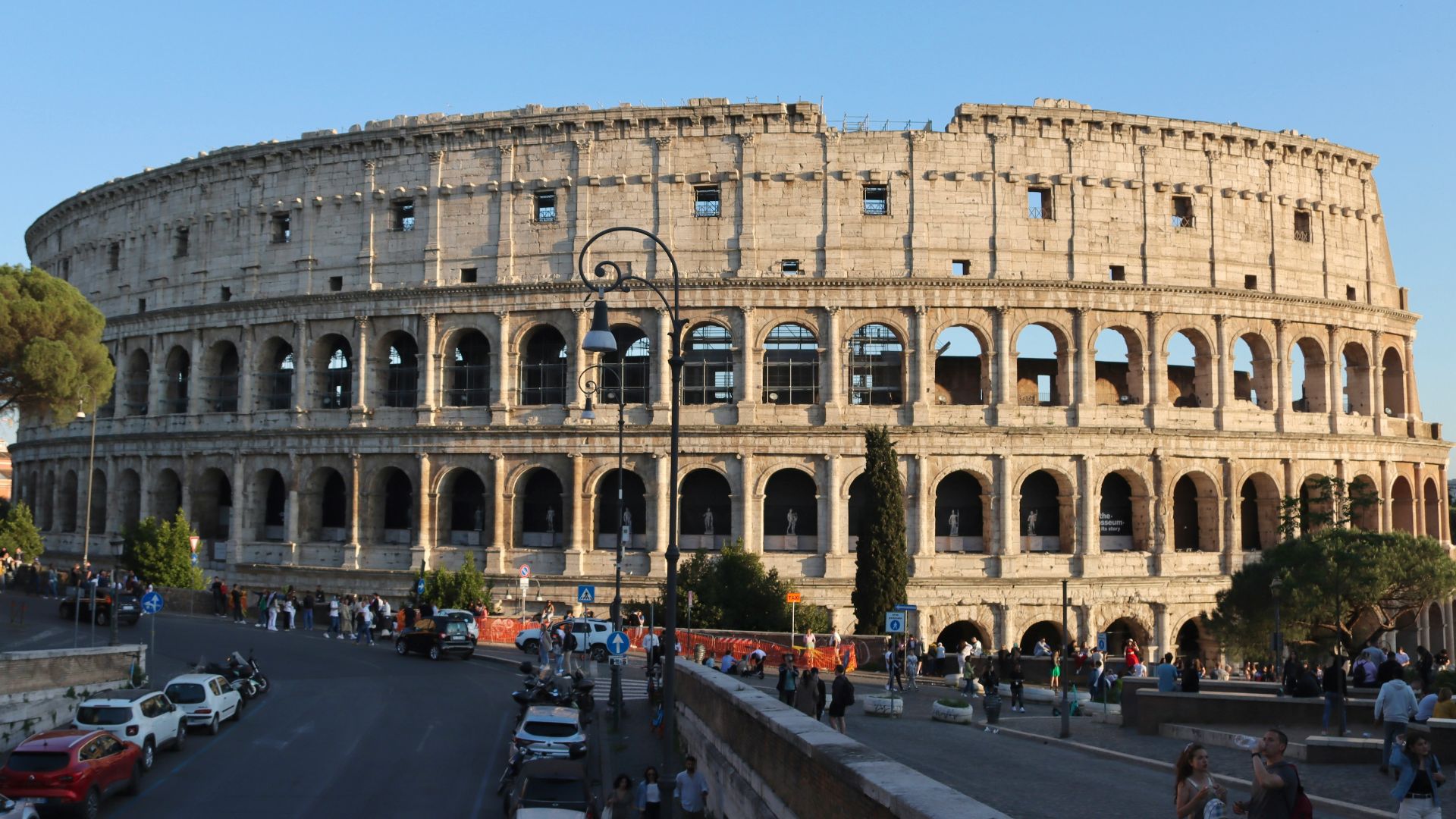 a very large building with a lot of people around it