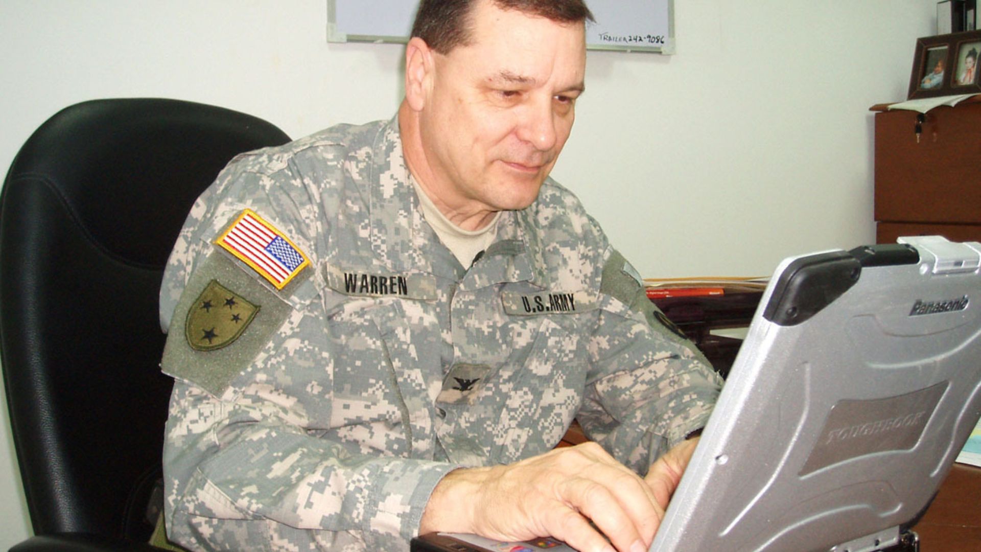 File:Colonel Dwight Warren (2006-01-28).jpg