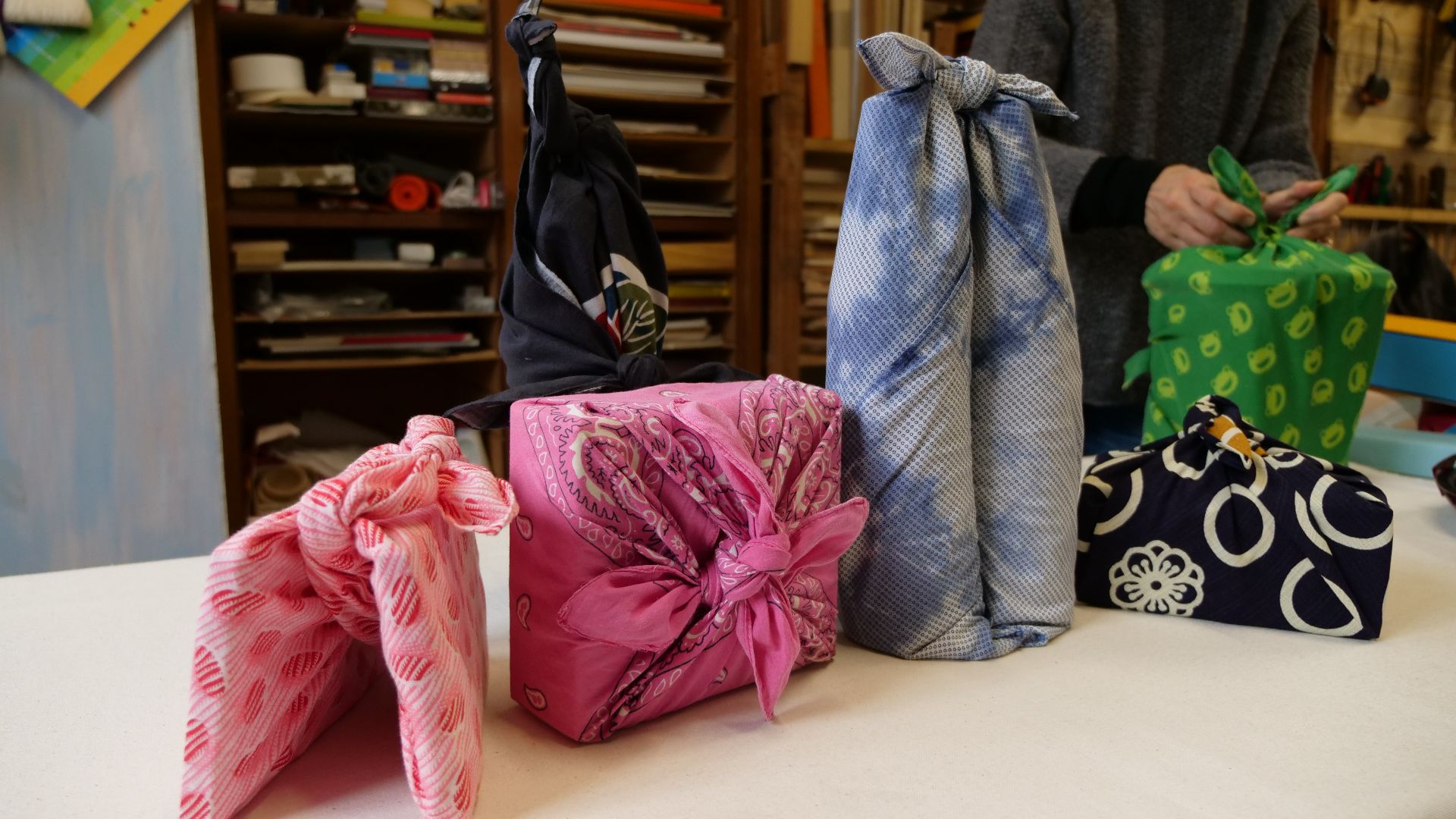 File:Furoshiki, traditional japanese wrapping technique with cloths (4).jpg
