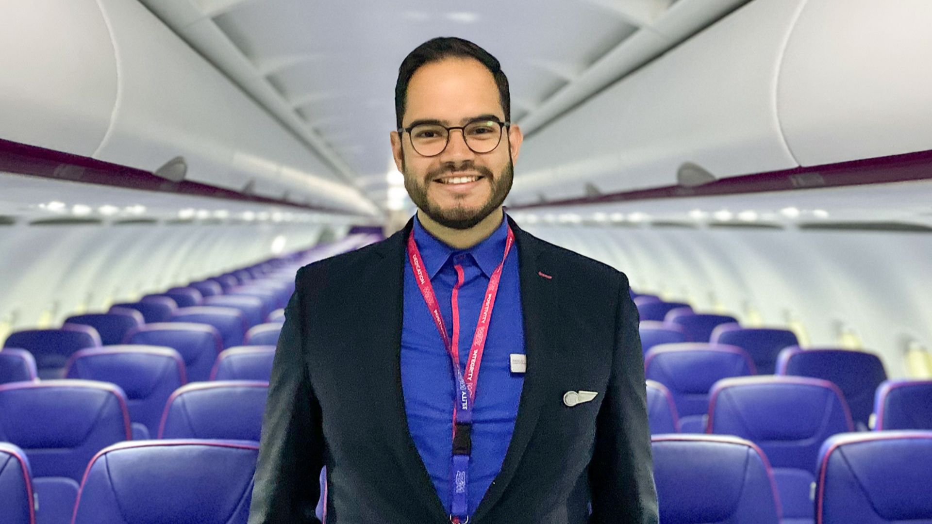 File:2022 Steward w samolocie Wizz Air.jpg