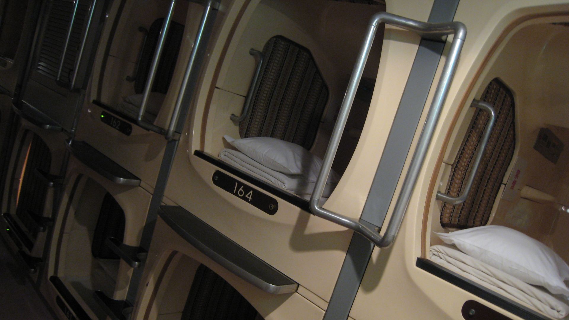 File:August 2007 capsule hotel in Osaka 6.jpg