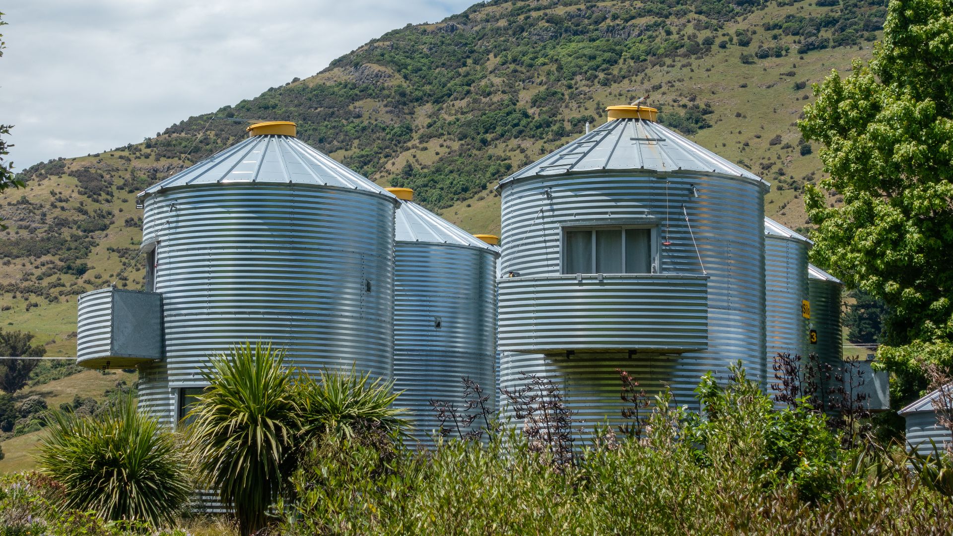 File:Hotel, Little River, New Zealand 06.jpg