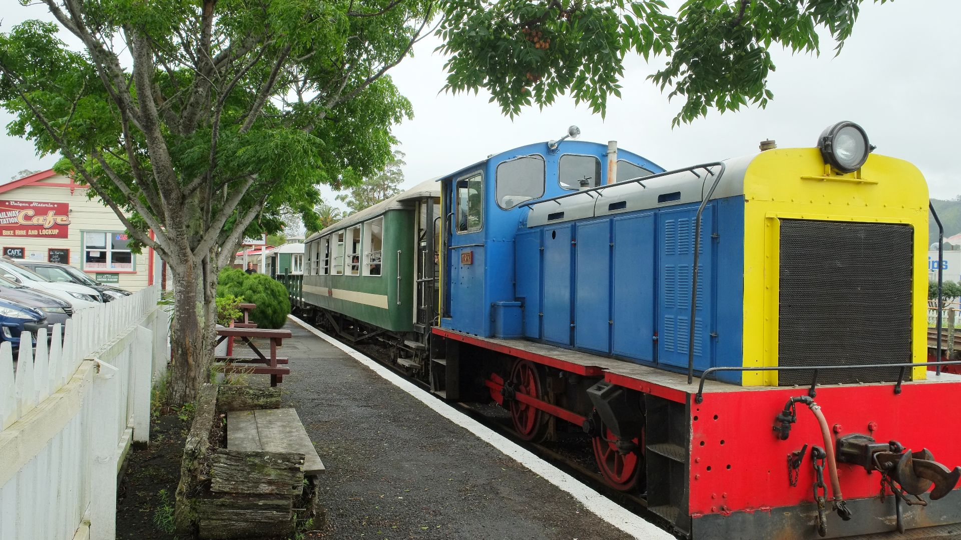 File:Diesel engine TR661 with three carriages before departure at Kawakawa railway station.jpg