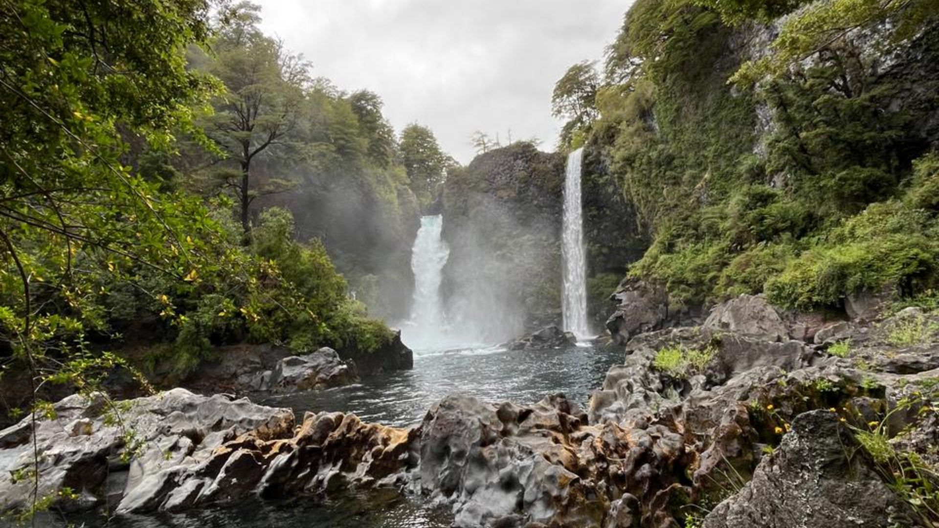 File:Salto Huilo-Huilo.jpg