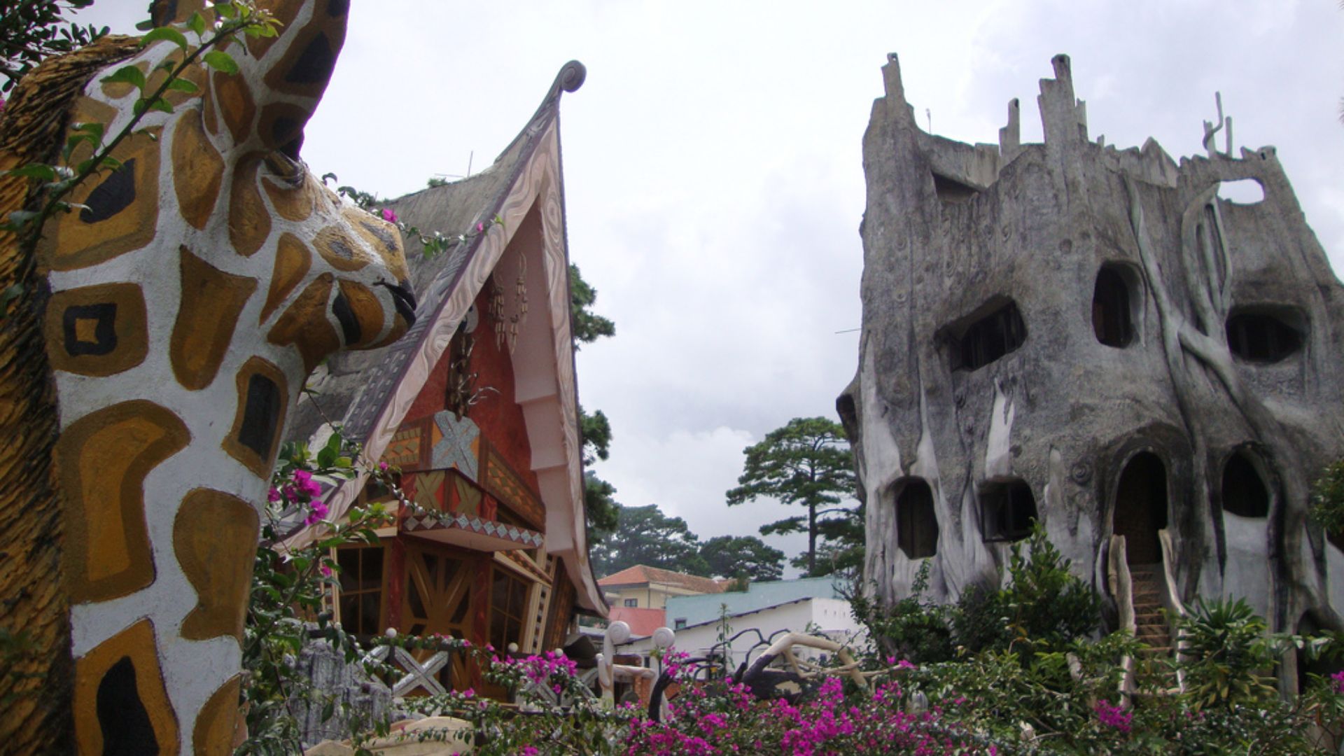 File:Hang Nga guesthouse 02.jpg