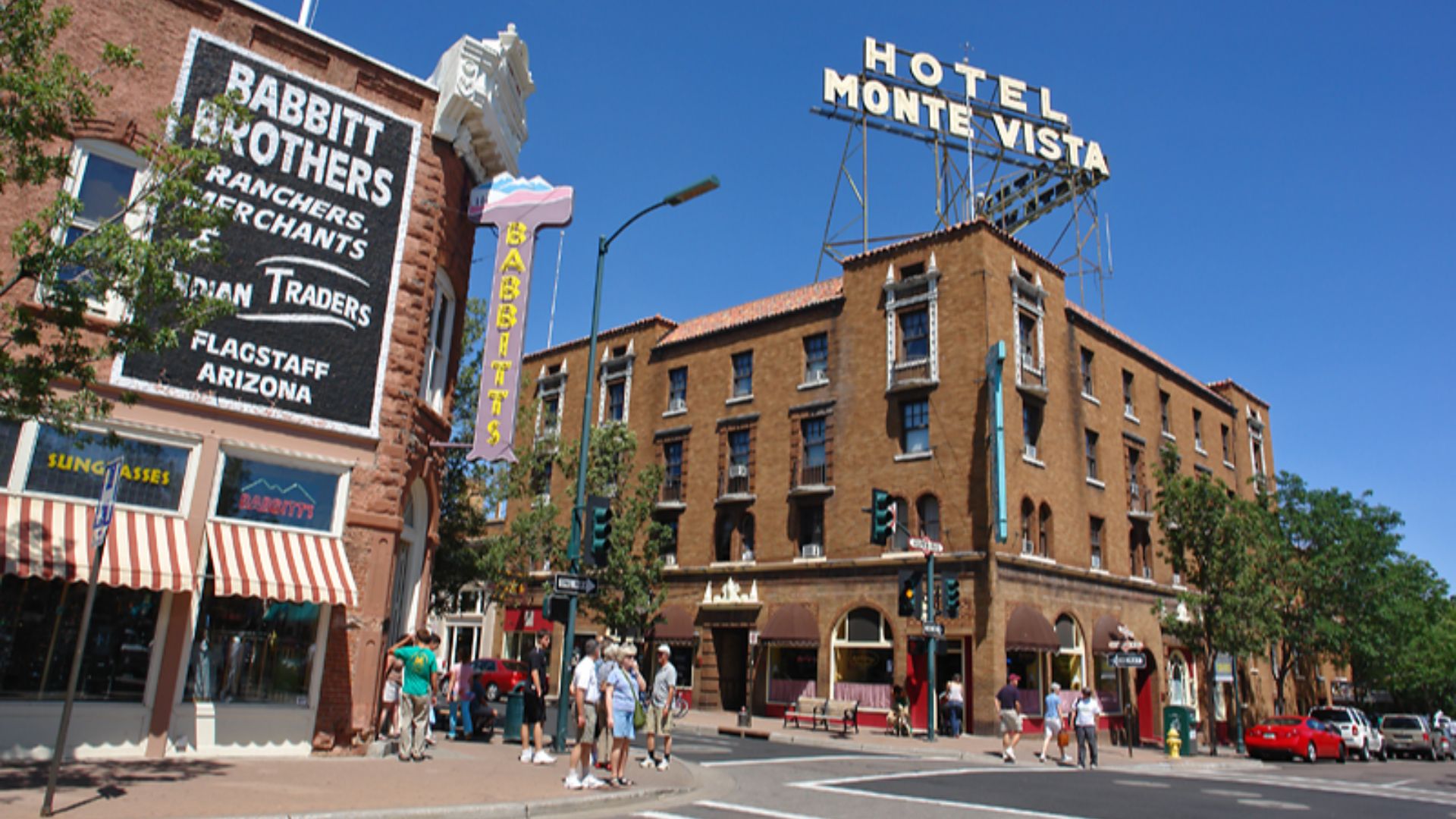 File:Flagstaff AZ - downtown hotel.jpg