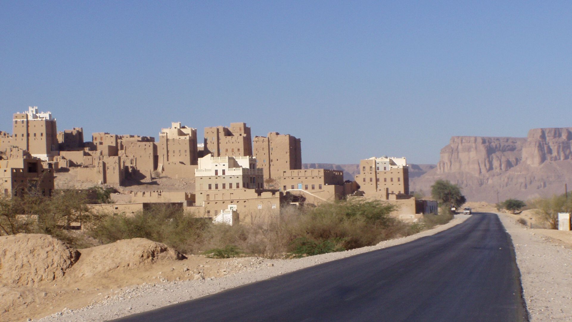 File:Road to Rub' al Khali (2286638272).jpg