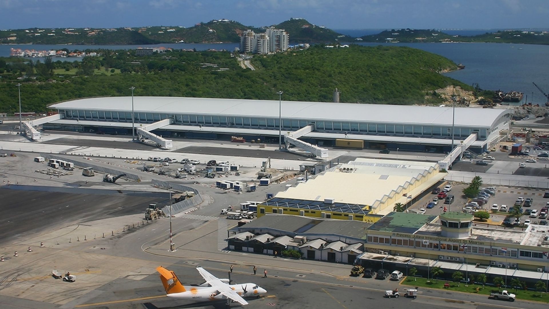 File:Airport, Terminal JP5766234.jpg