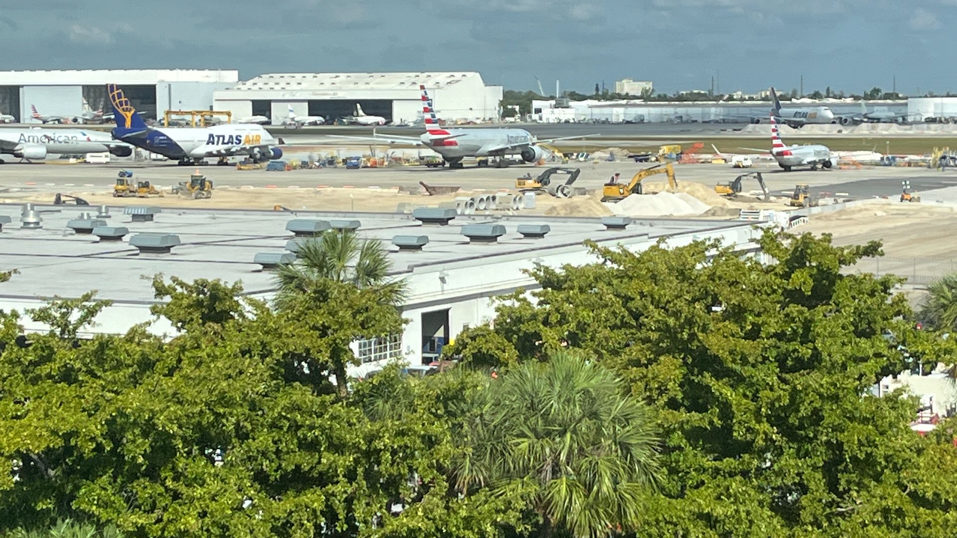 File:Vue de l'aéroport depuis le MIA Mover (février 2022).JPG