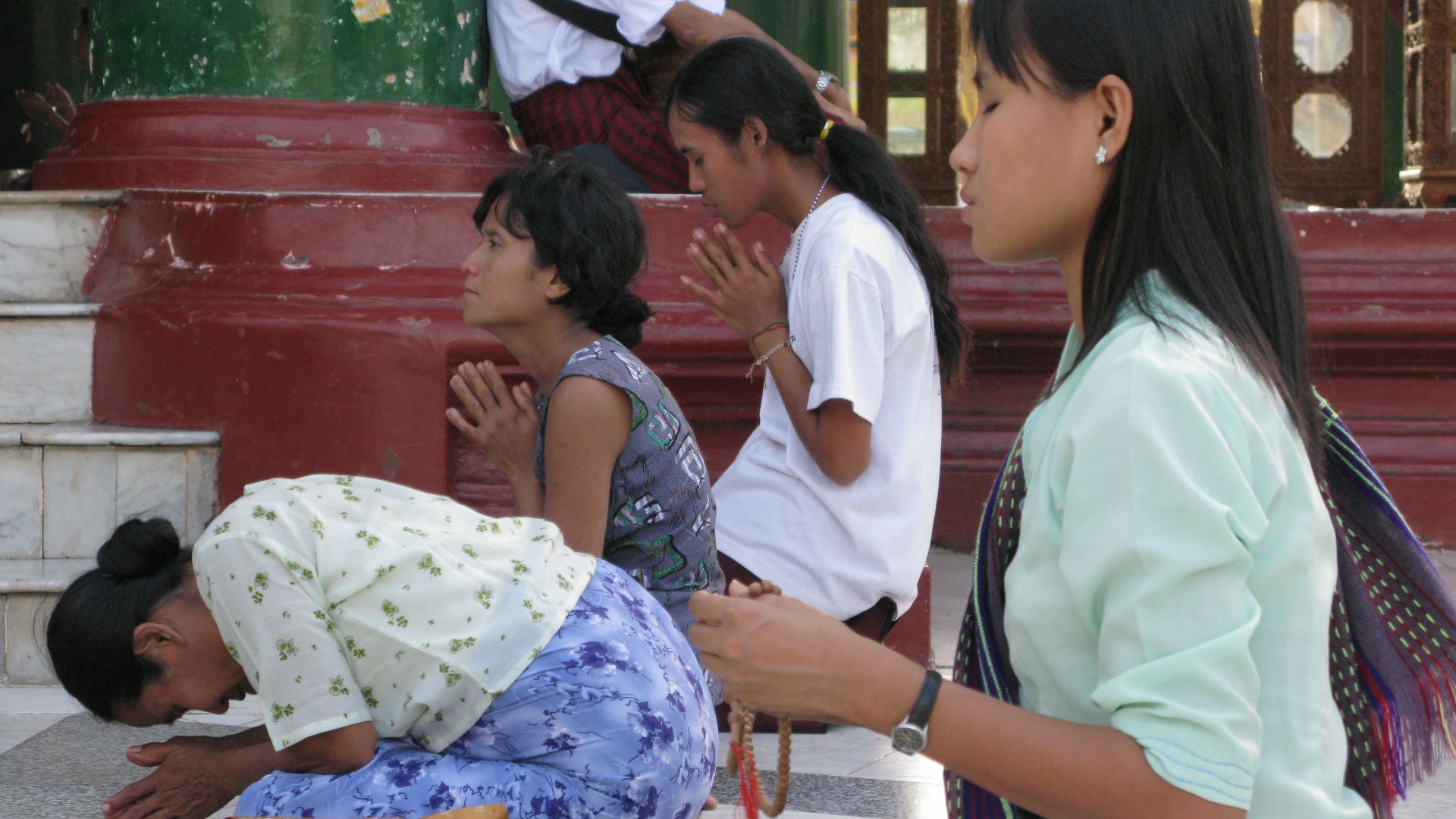 File:Shwedagon Pagoda, Buddhist praying, Yangon, Myanmar.jpg