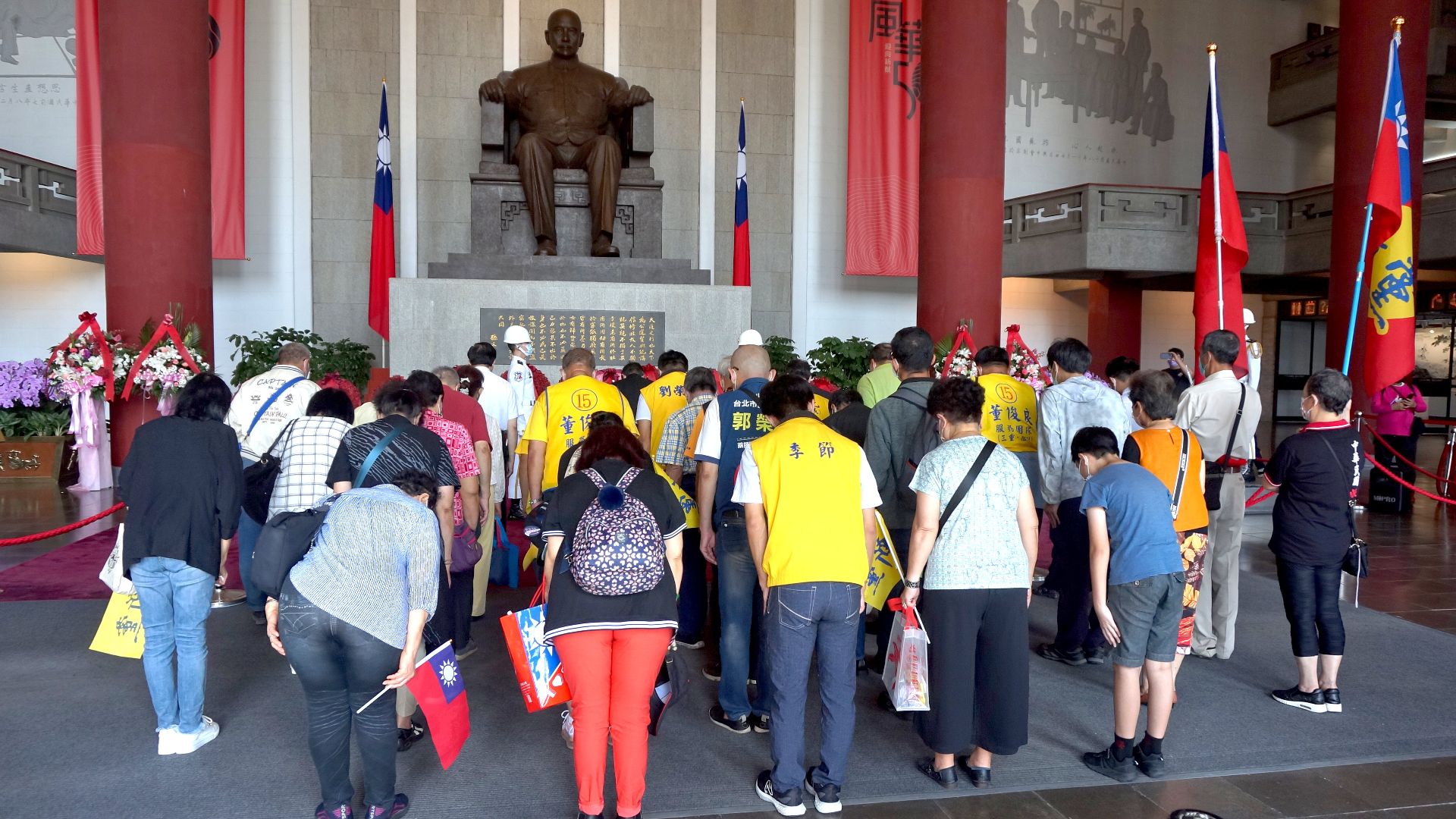 File:New Party crowd bowing to Sun Yat-sen sitting statue 20221112.jpg