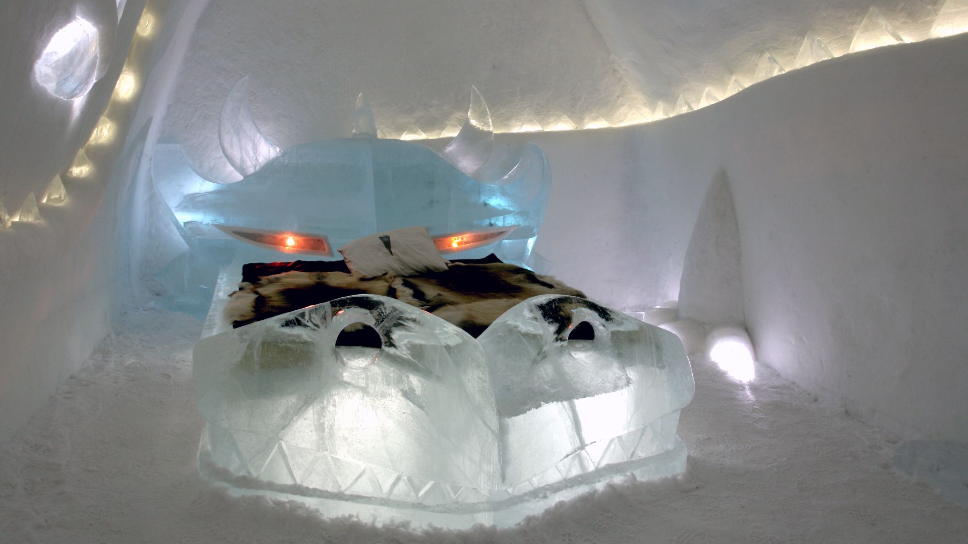 File:Dragon icehotel.jpg