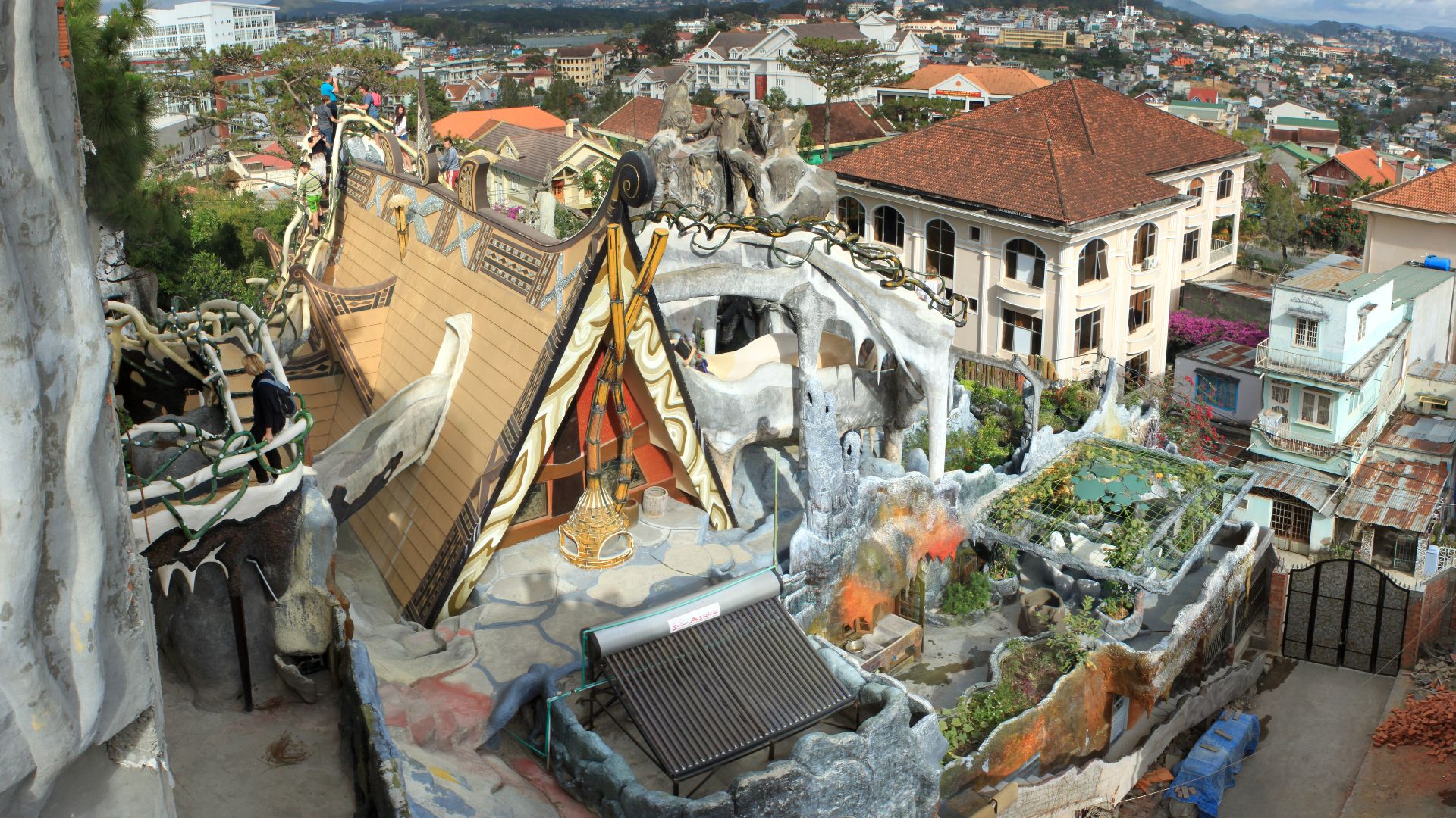 File:Crazy House in Da Lat - panoramio.jpg