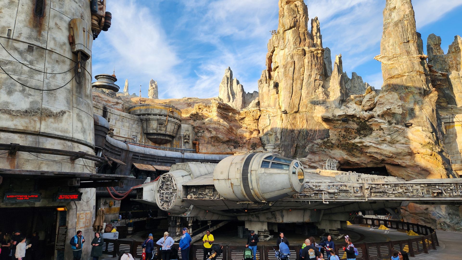 File:Galaxy's Edge, Disneyland.jpg