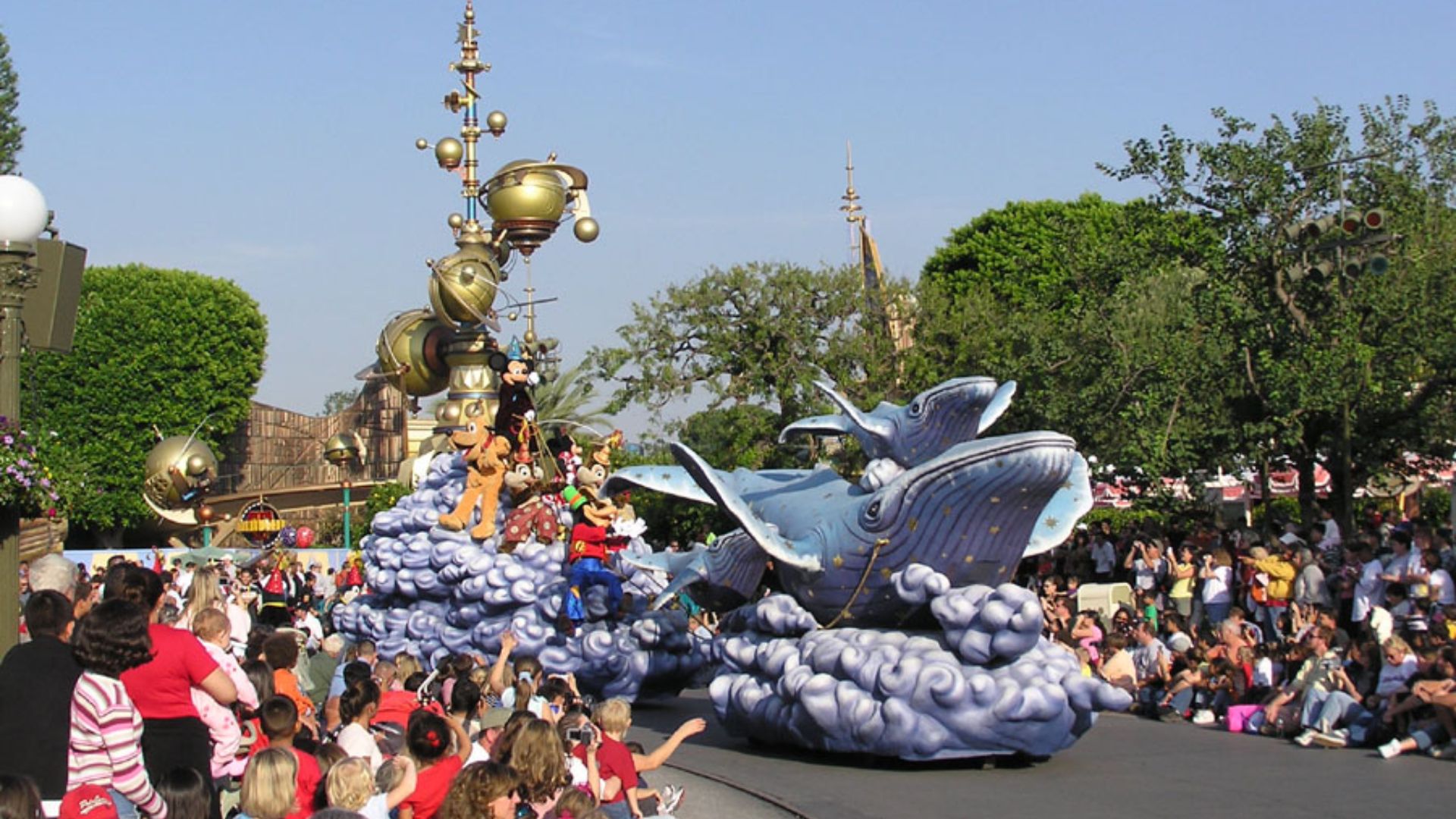 File:DisneyParade.jpg
