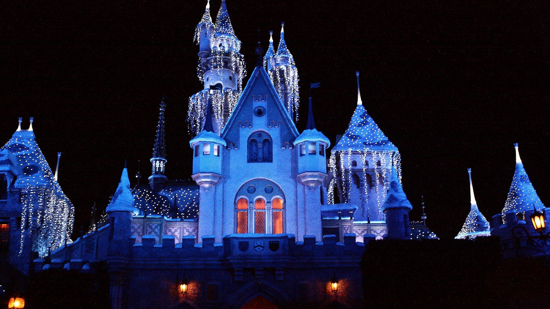 File:Disneyland Castle Christmas Decorations.jpg