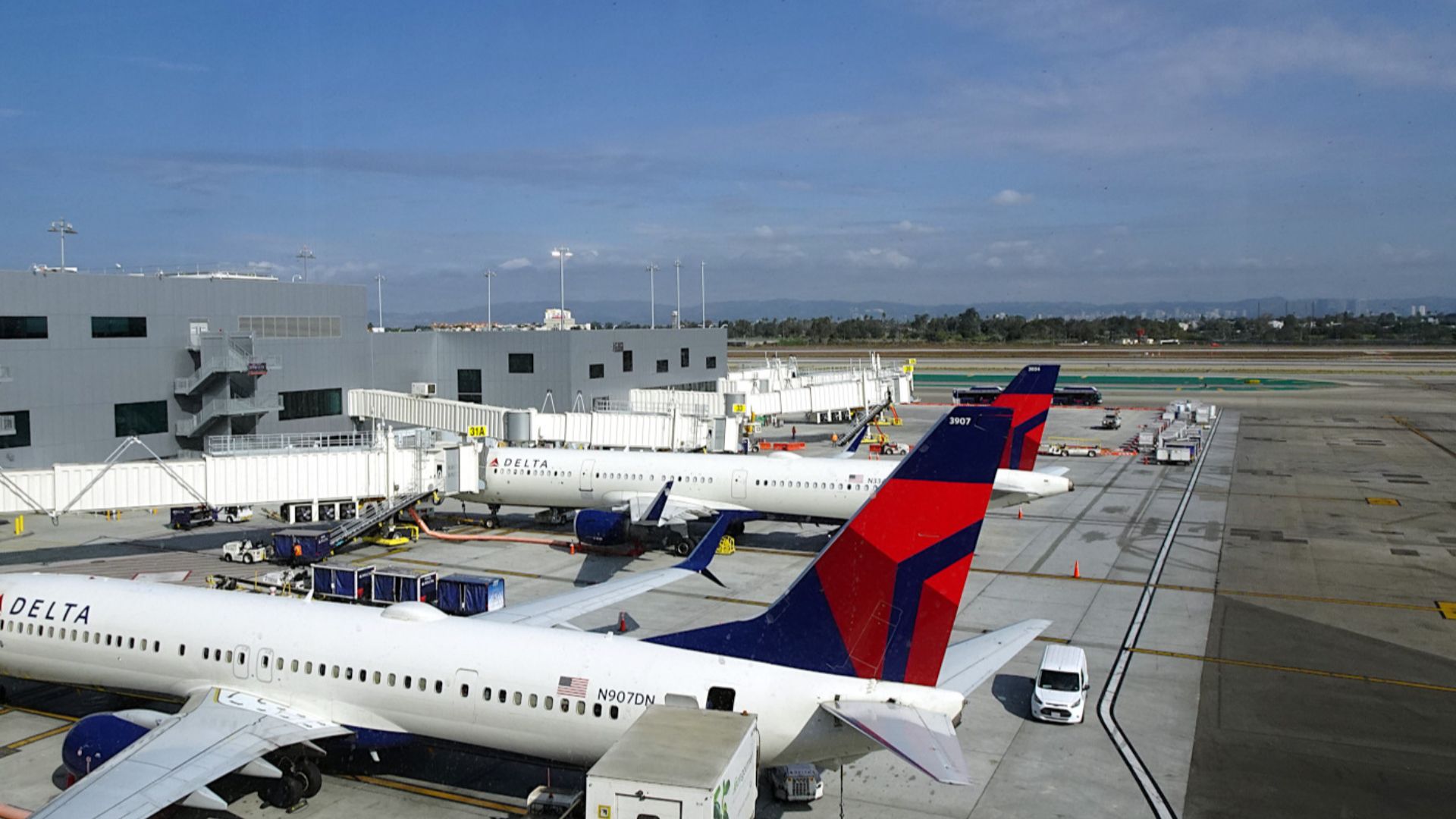 File:Delta Sky Club Sky Deck View Los Angeles Delta Air Lines Boeing 737-900ER N907DN.jpg