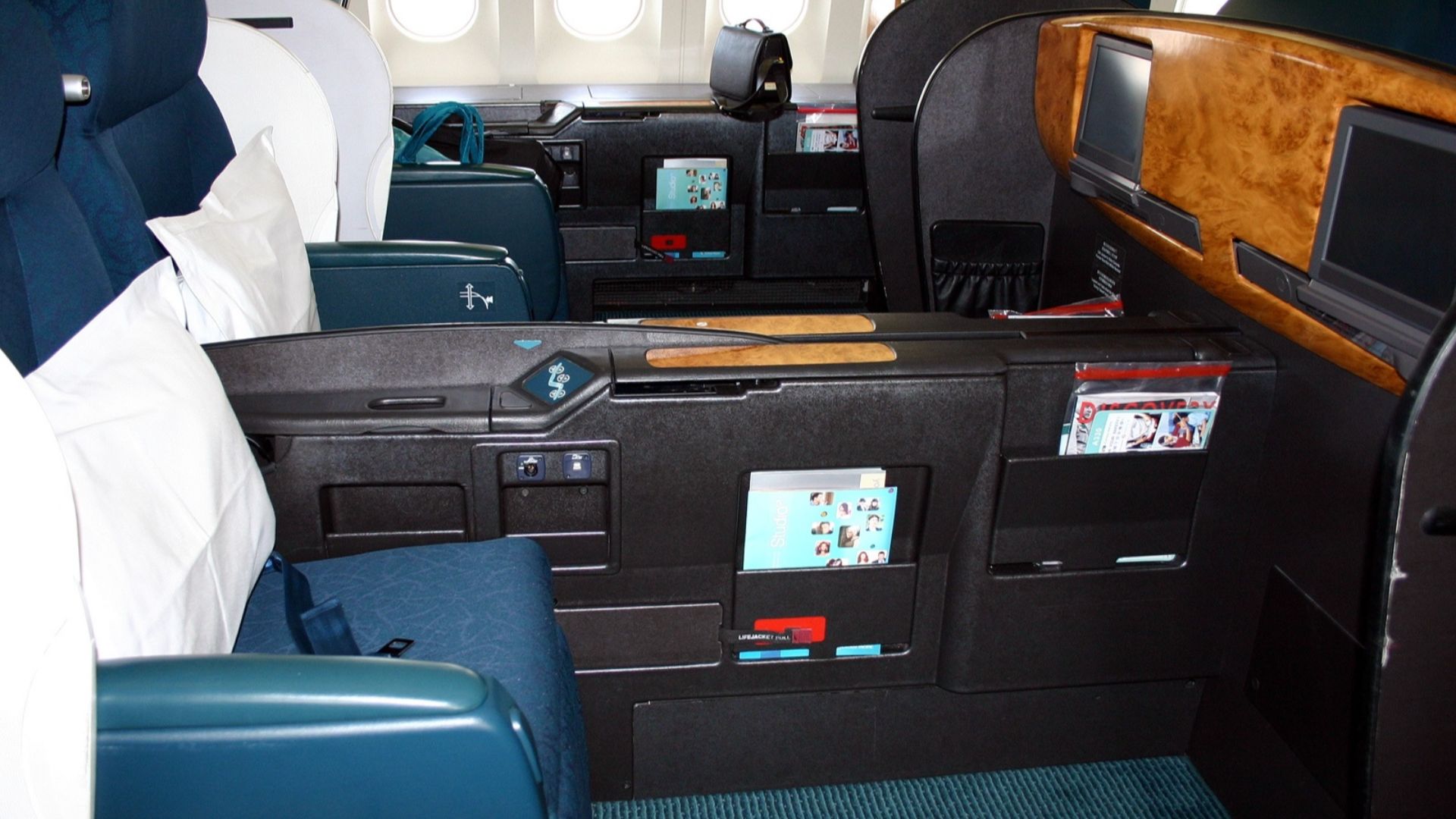 File:Airbus A330-343X, Cathay Pacific Airways AN0564804.jpg