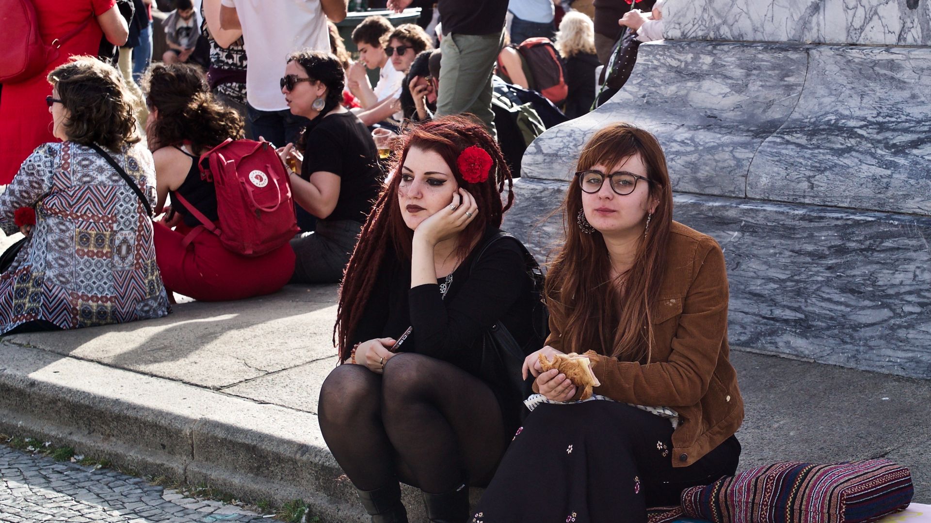 File:25 April 2018 - Celebrating the 1974 Carnation Revolution - Two girls relaxing and eating after the demonstration (43594008351).jpg