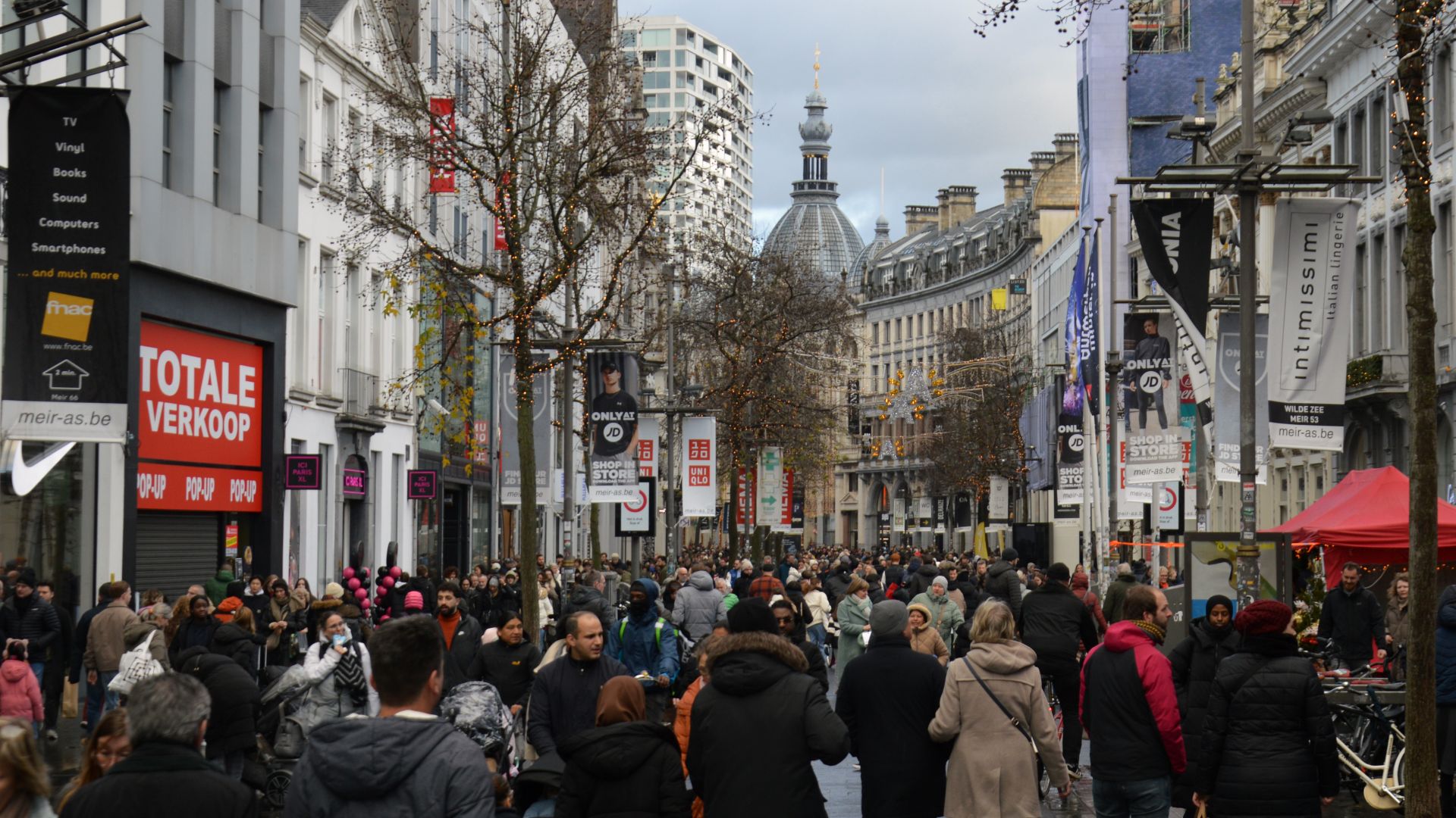 File:Christmas shopping crowd on Meir, Antwerp, 2024.jpg